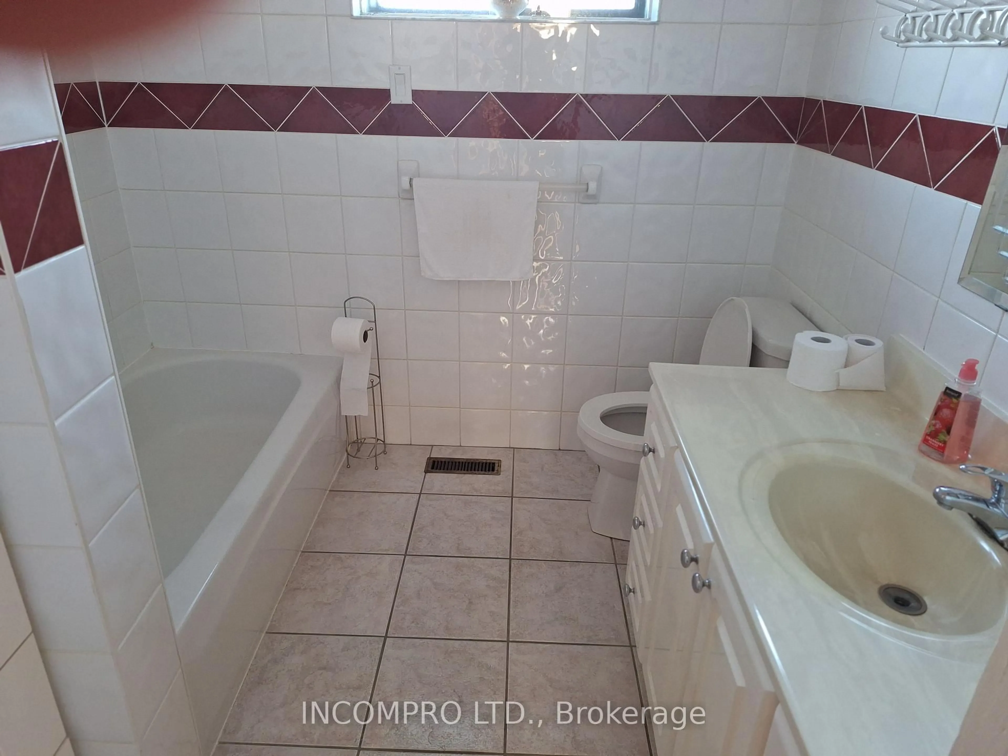 Standard bathroom, ceramic/tile floor for 135 Derrydown Rd, Toronto Ontario M3J 1R6