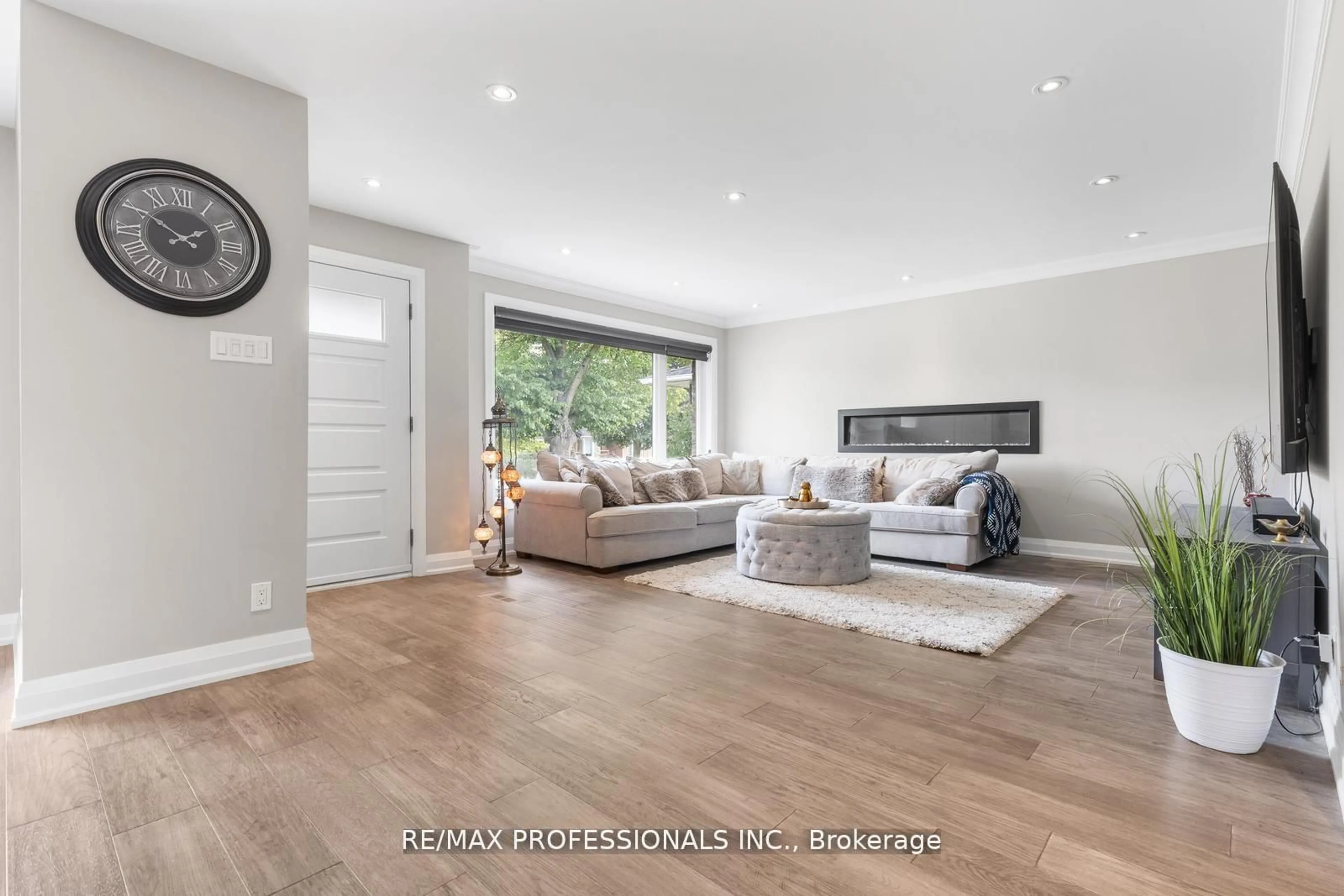 Living room with furniture, wood/laminate floor for 20 Bradbury Cres, Toronto Ontario M9C 4B2