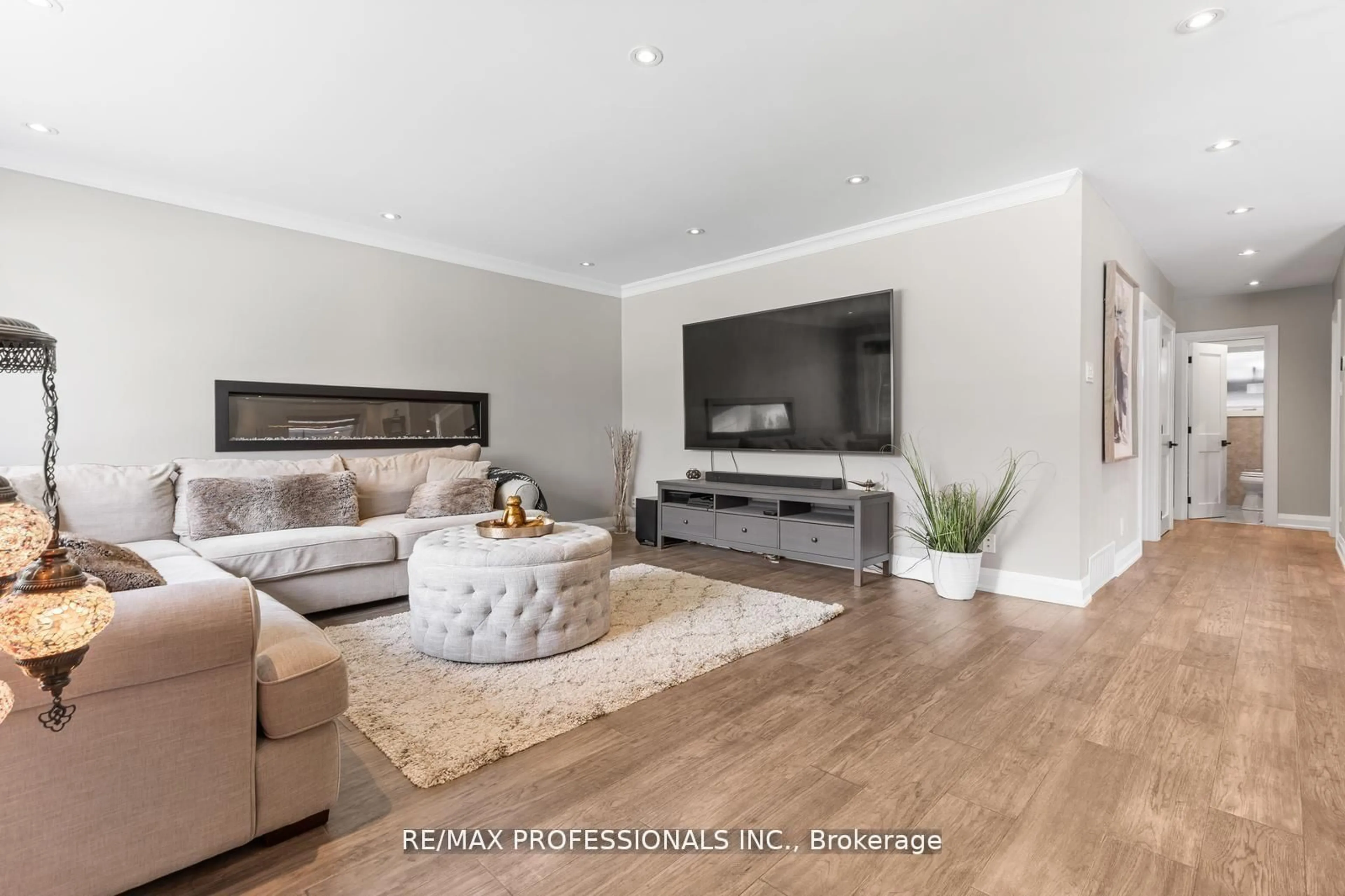 Living room with furniture, wood/laminate floor for 20 Bradbury Cres, Toronto Ontario M9C 4B2