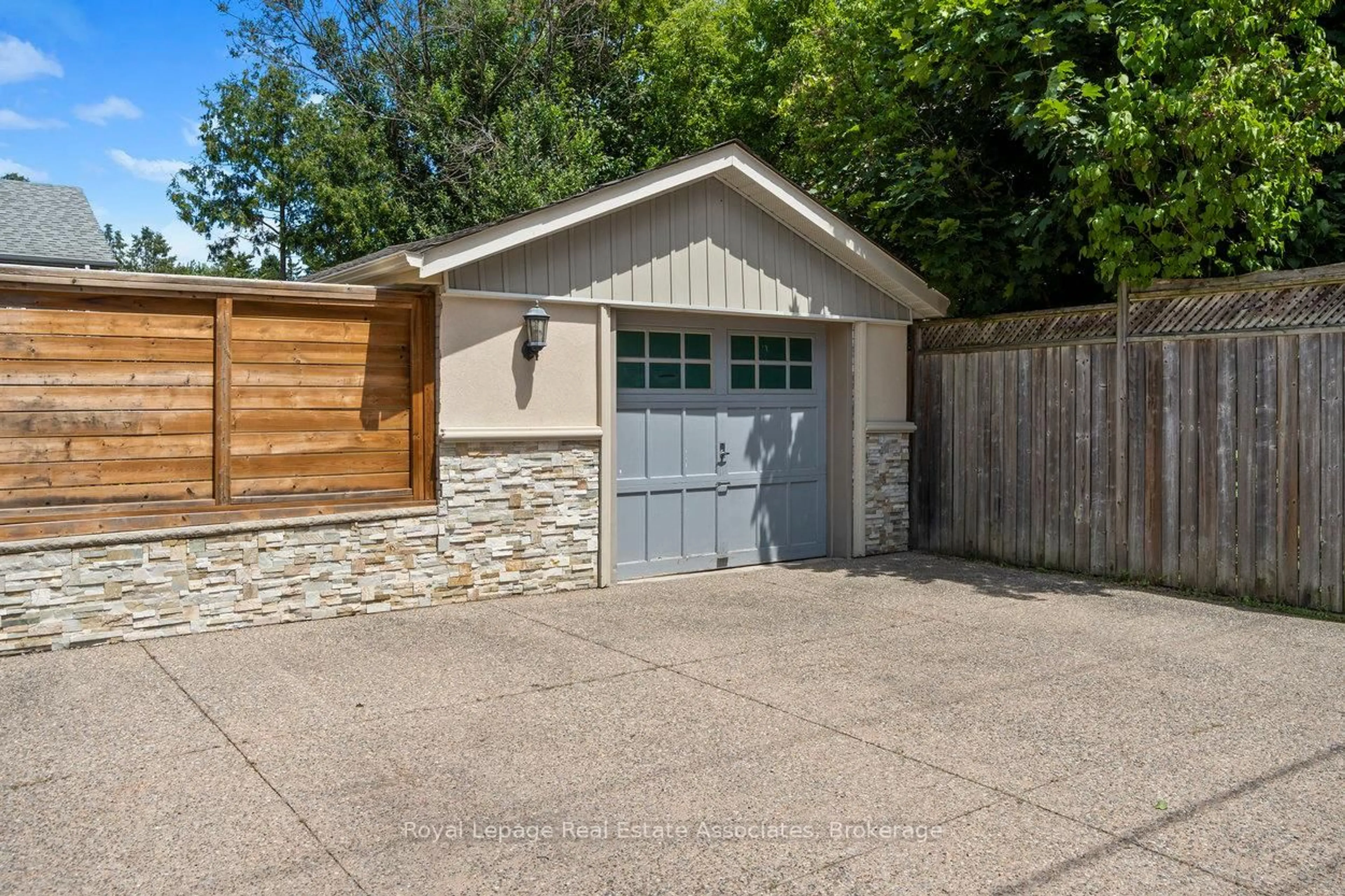 Unknown for 107 Court St, Milton Ontario L9T 2S4