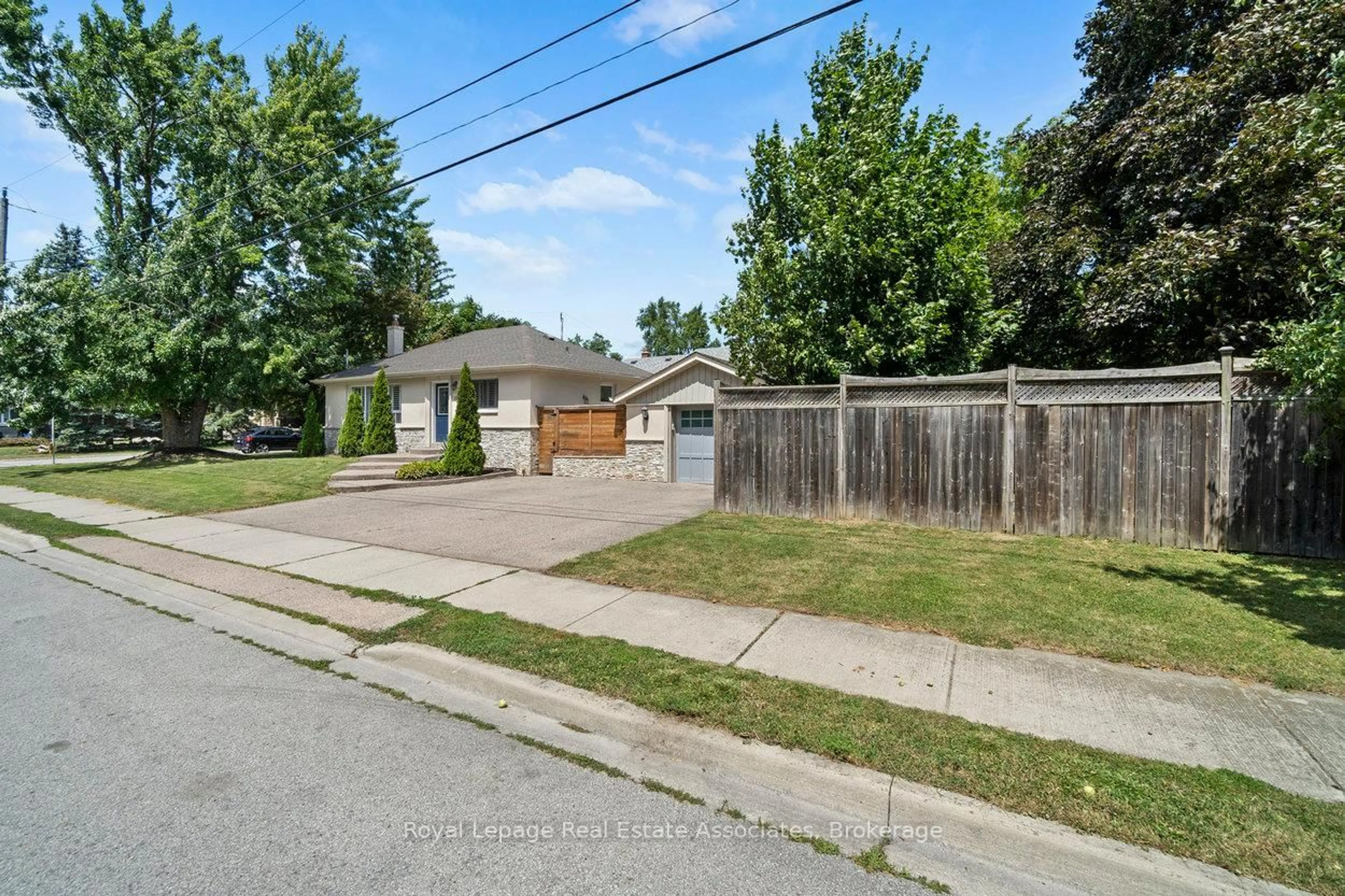 A pic from outside/outdoor area/front of a property/back of a property/a pic from drone, street for 107 Court St, Milton Ontario L9T 2S4