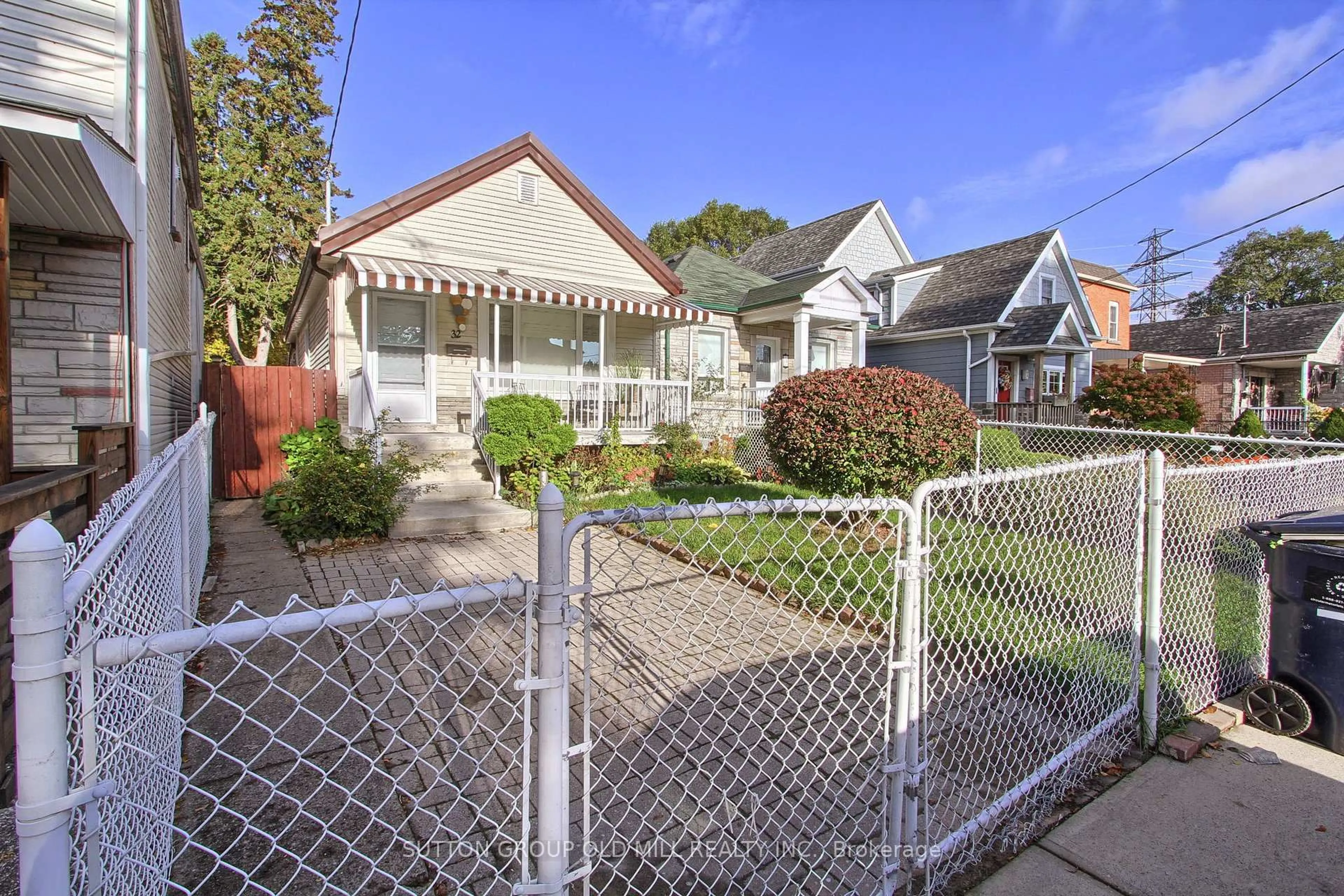 A pic from outside/outdoor area/front of a property/back of a property/a pic from drone, street for 32 Florence Cres, Toronto Ontario M6N 4E4