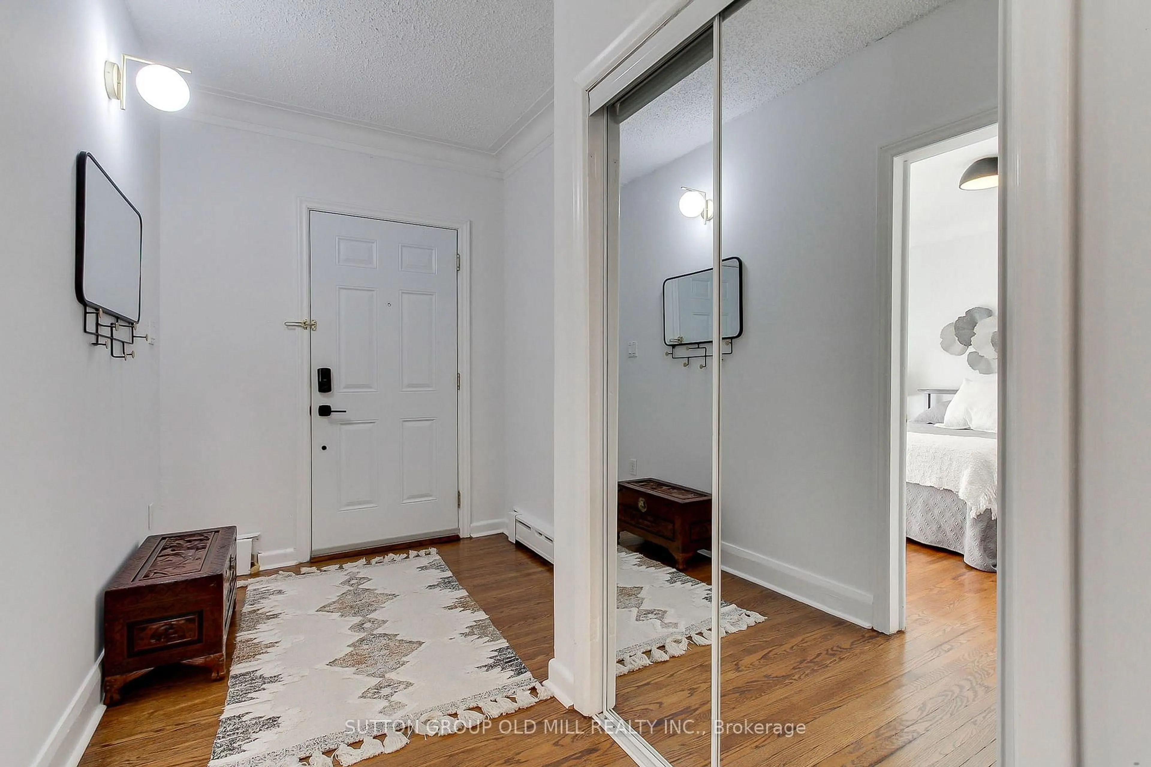 Indoor entryway for 32 Florence Cres, Toronto Ontario M6N 4E4