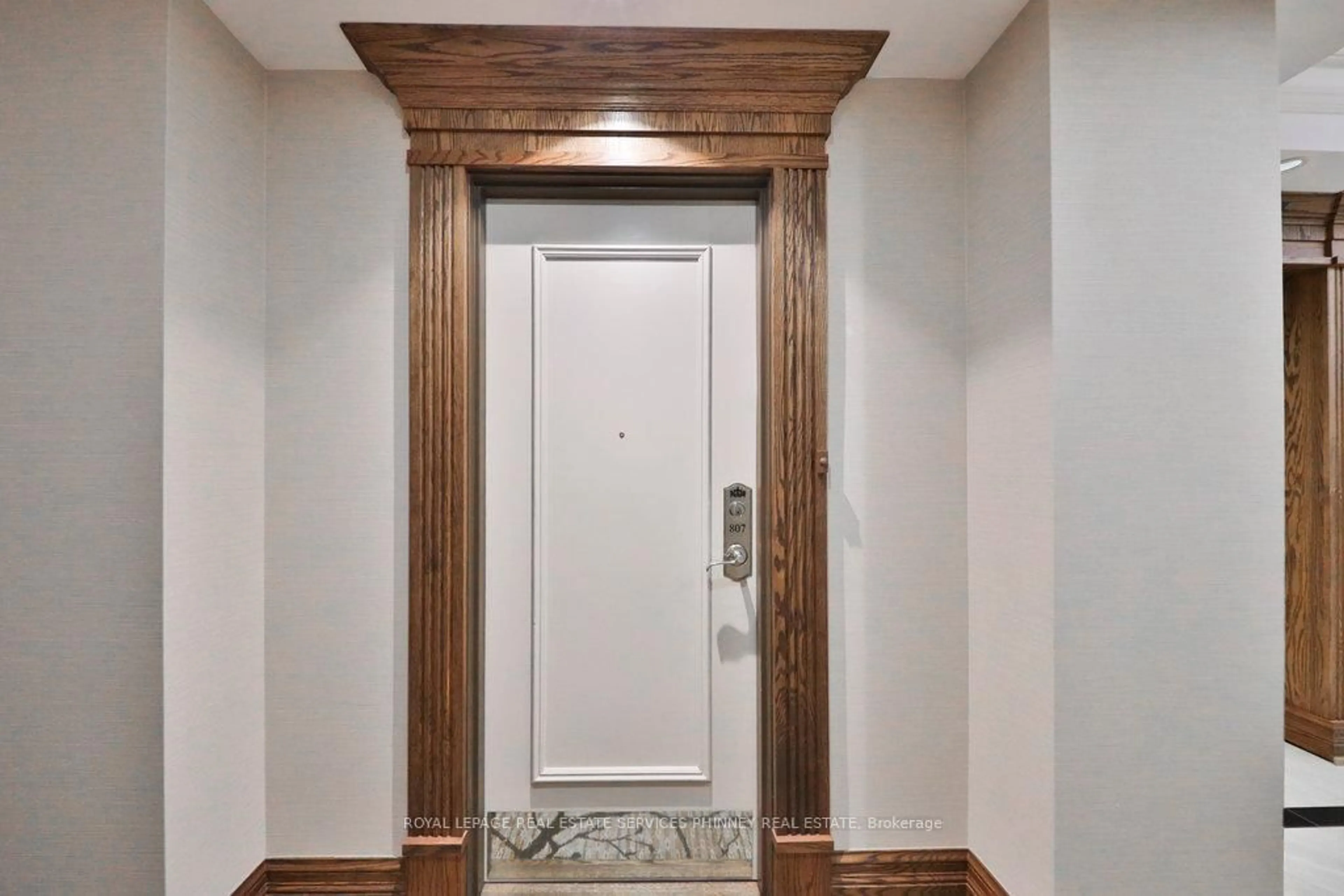 Indoor entryway for 1900 The Collegeway #807, Mississauga Ontario L5L 5Y8