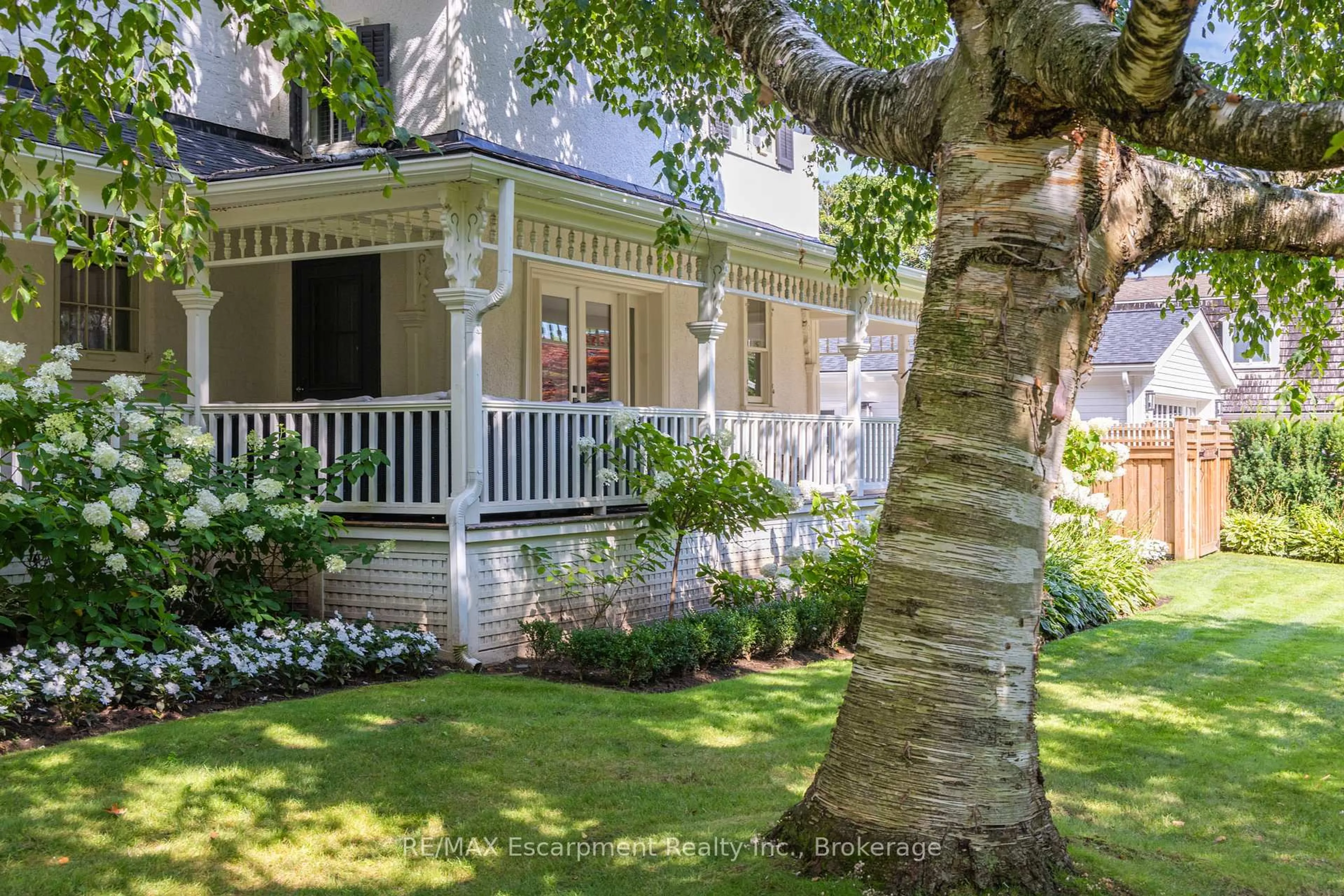 Home with vinyl exterior material, street for 212 King St, Oakville Ontario L6J 1B5