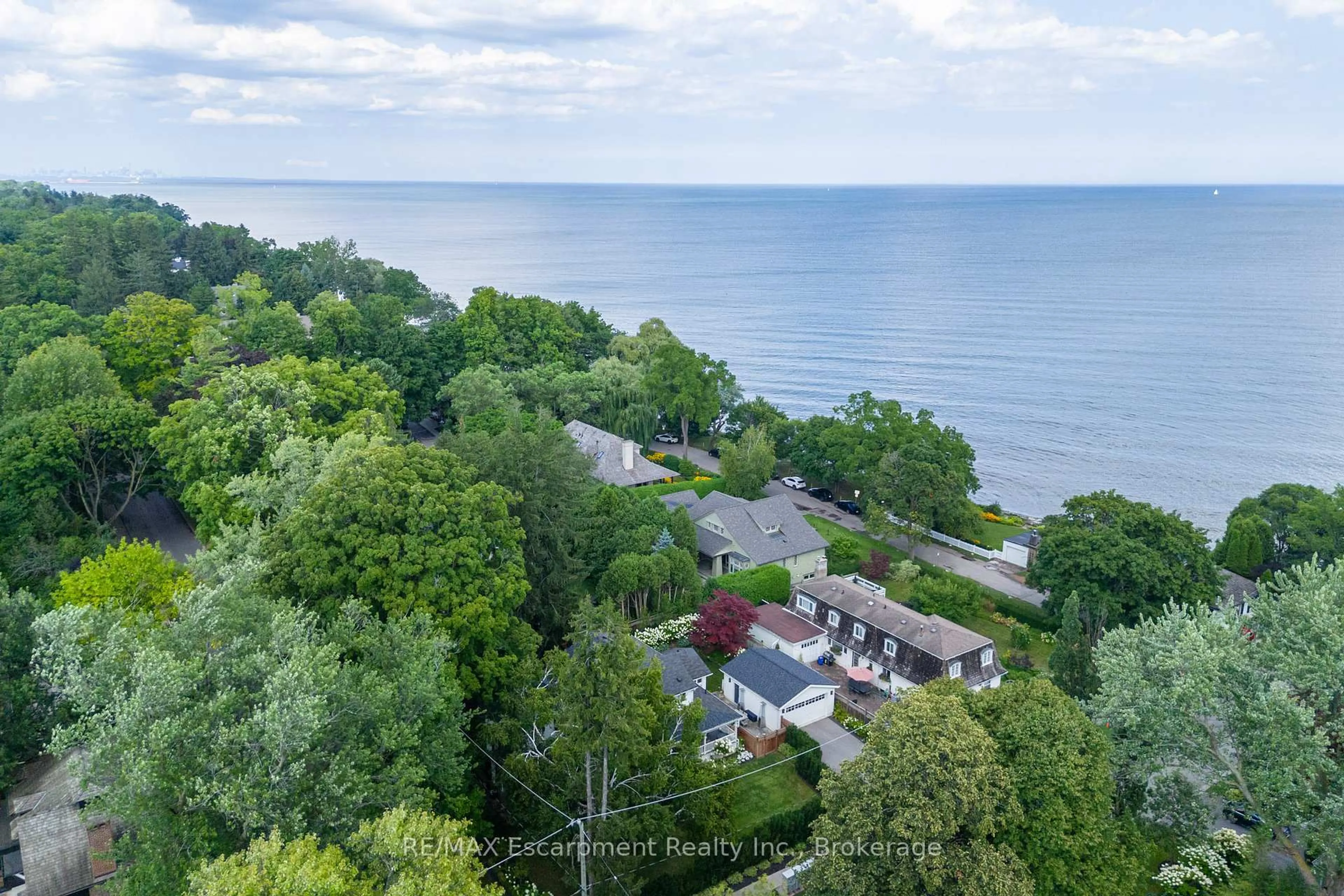 A pic from outside/outdoor area/front of a property/back of a property/a pic from drone, water/lake/river/ocean view for 212 King St, Oakville Ontario L6J 1B5