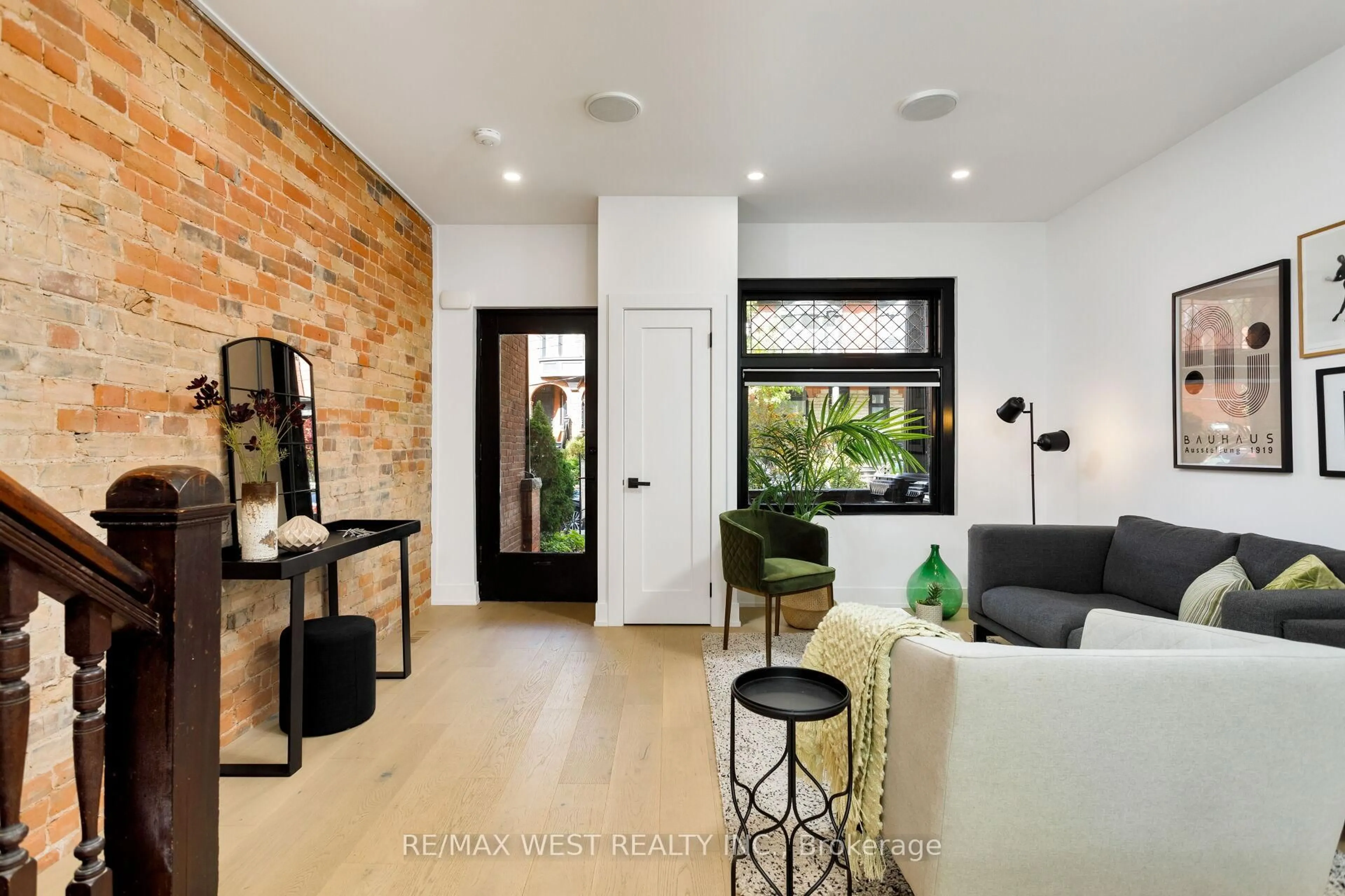 Indoor entryway for 71 Harvard Ave, Toronto Ontario M6R 1C7