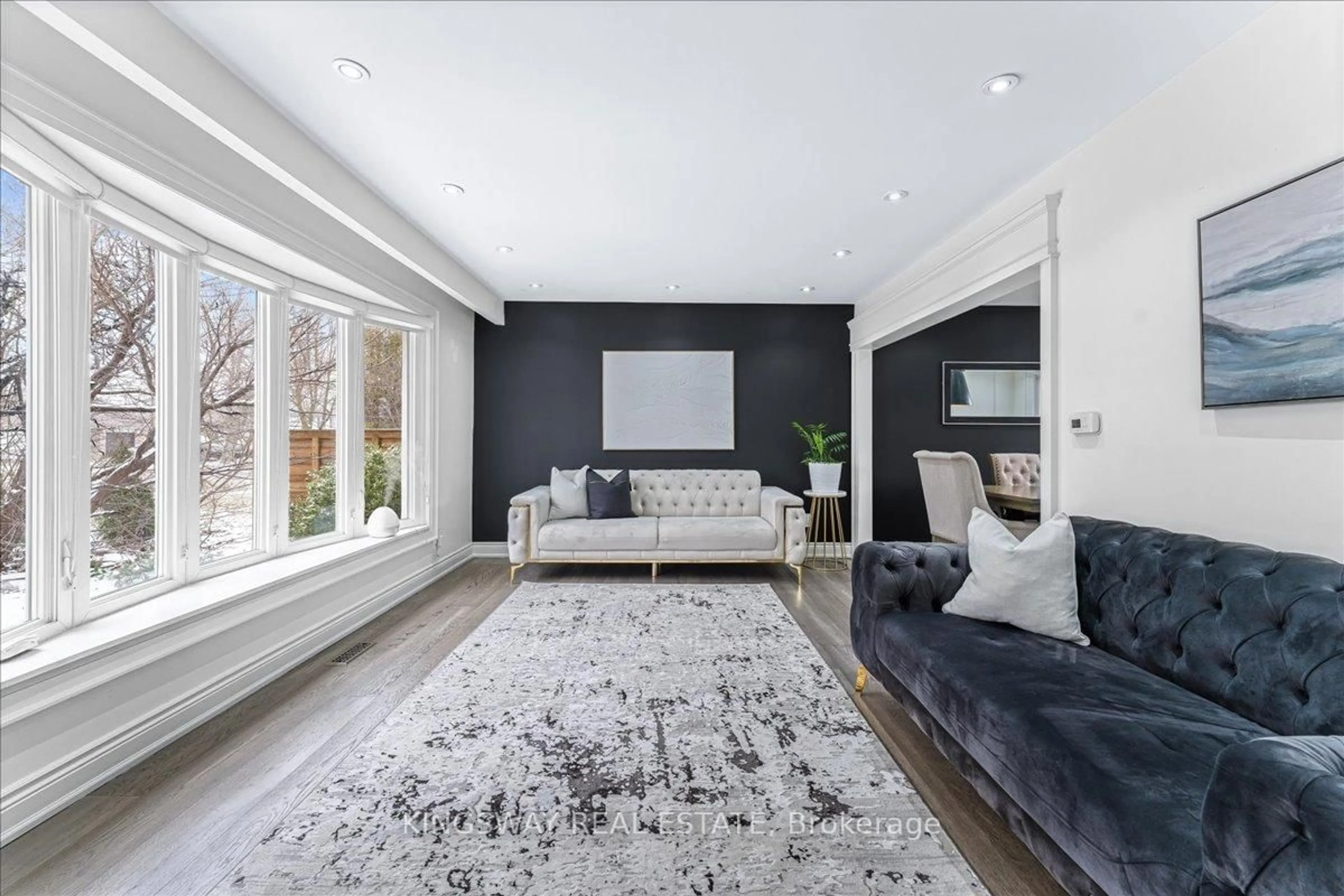 Living room with furniture, unknown for 2594 Bromsgrove Rd, Mississauga Ontario L5J 1M2