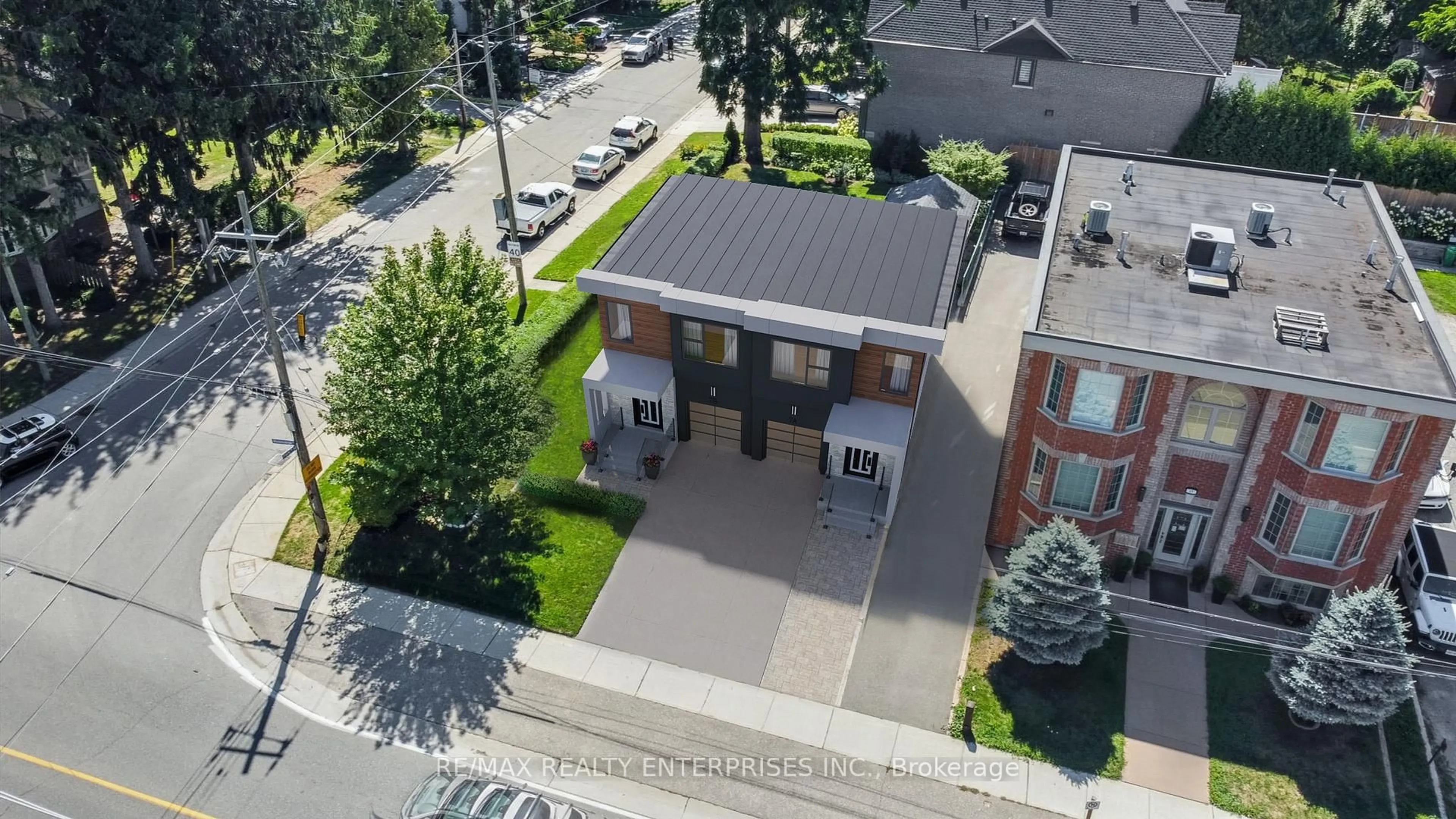 A pic from outside/outdoor area/front of a property/back of a property/a pic from drone, street for 44 Mississauga Rd, Mississauga Ontario L5H 2H8