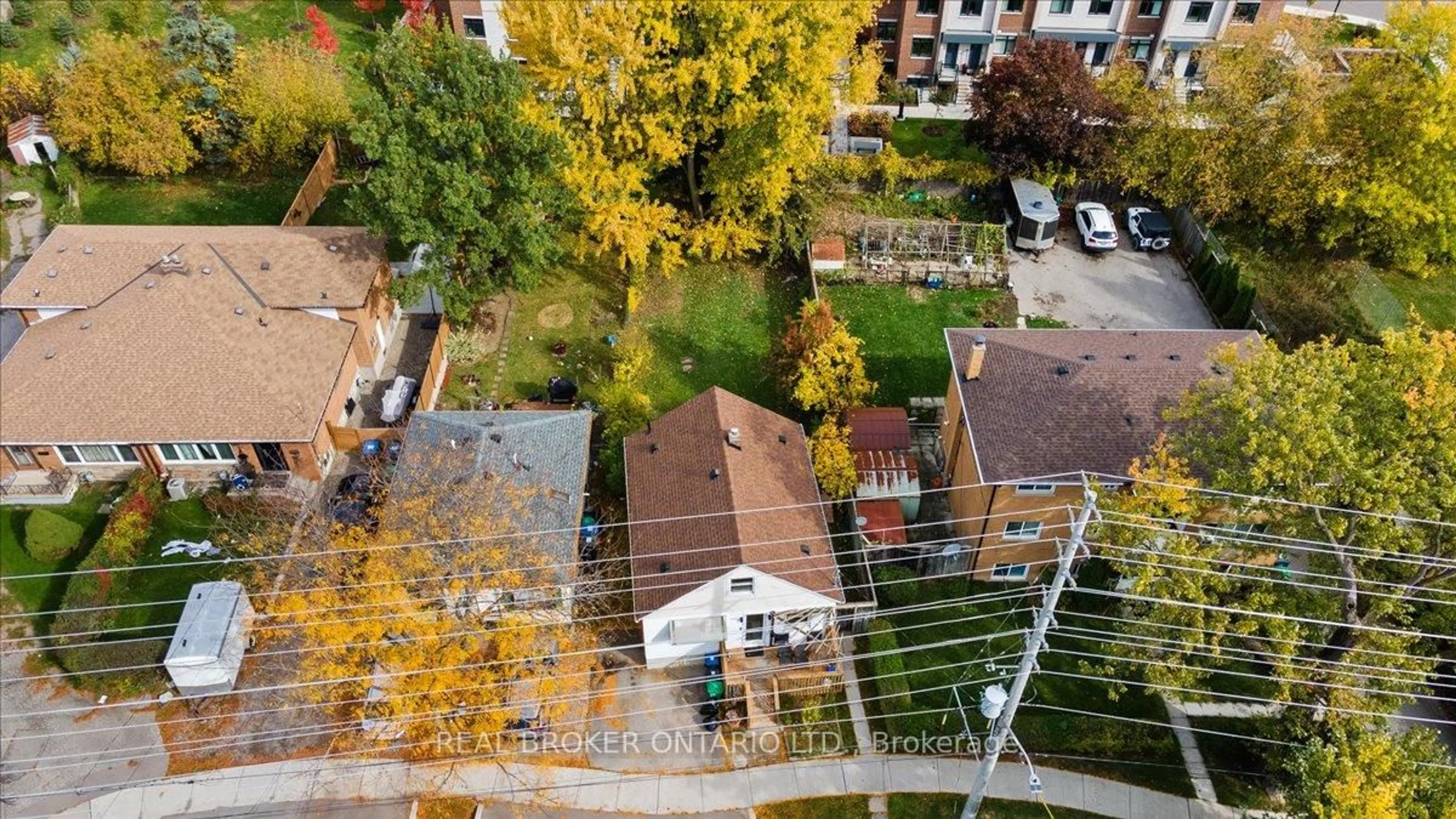 A pic from outside/outdoor area/front of a property/back of a property/a pic from drone, city buildings view from balcony for 1097 Enola Ave, Mississauga Ontario L5G 4B1