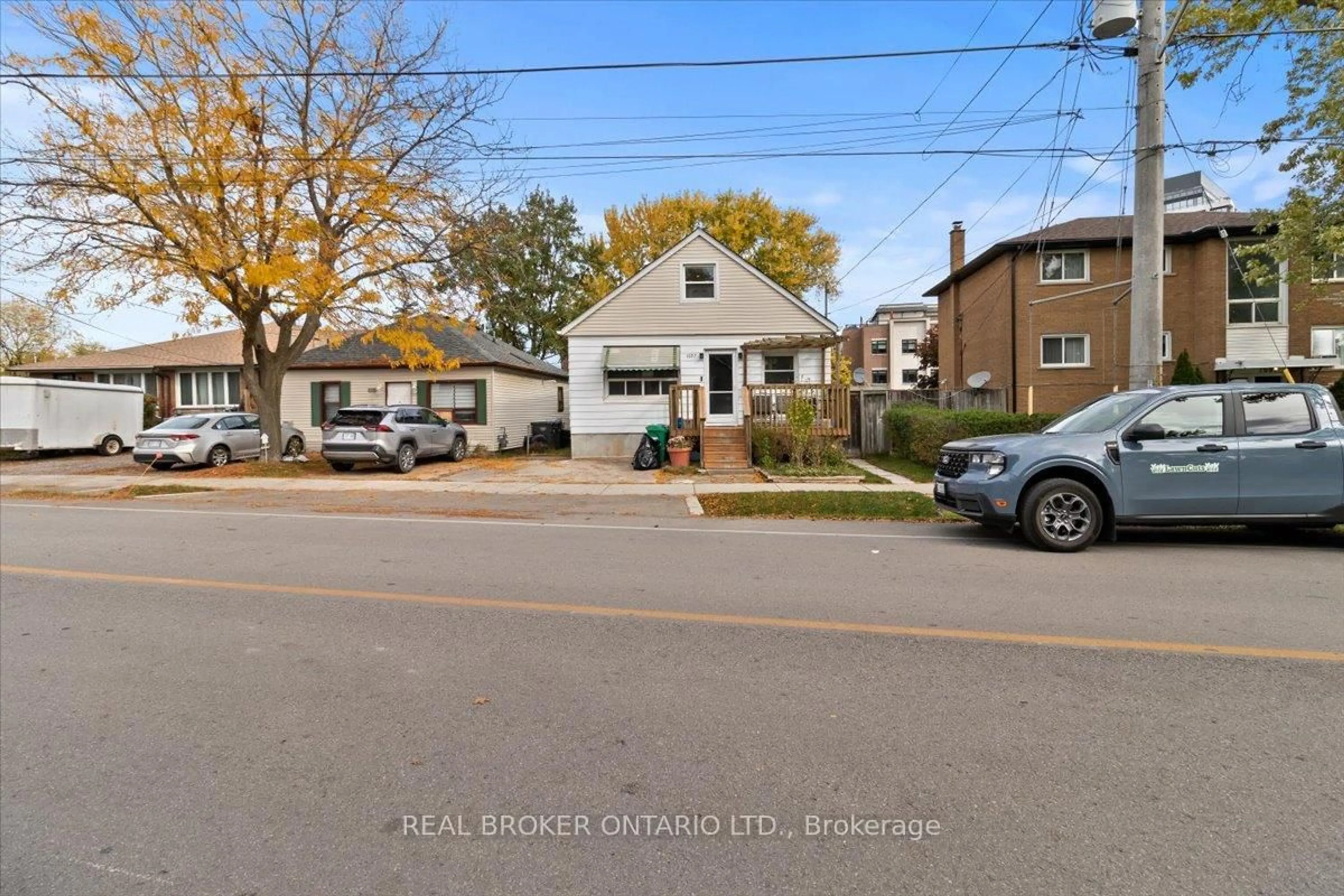 A pic from outside/outdoor area/front of a property/back of a property/a pic from drone, street for 1097 Enola Ave, Mississauga Ontario L5G 4B1