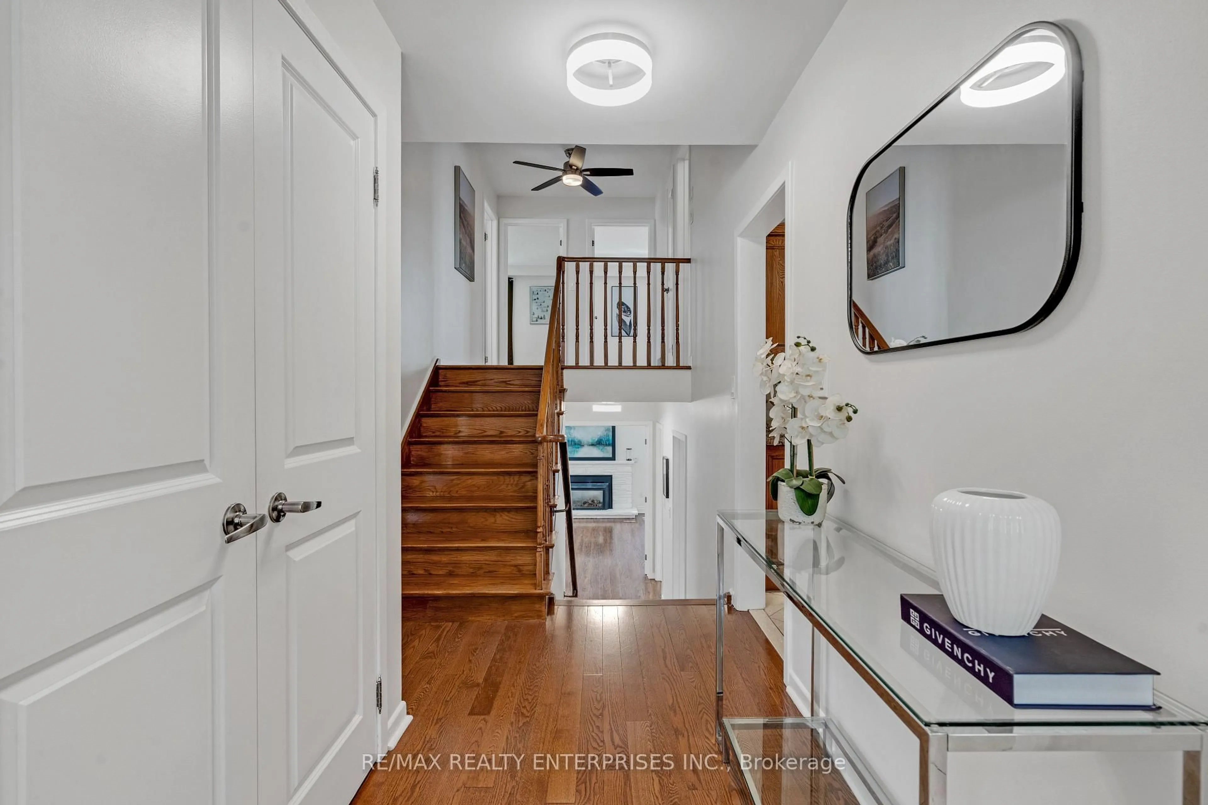 Indoor entryway for 268 Mineola Rd, Mississauga Ontario L5G 2G3