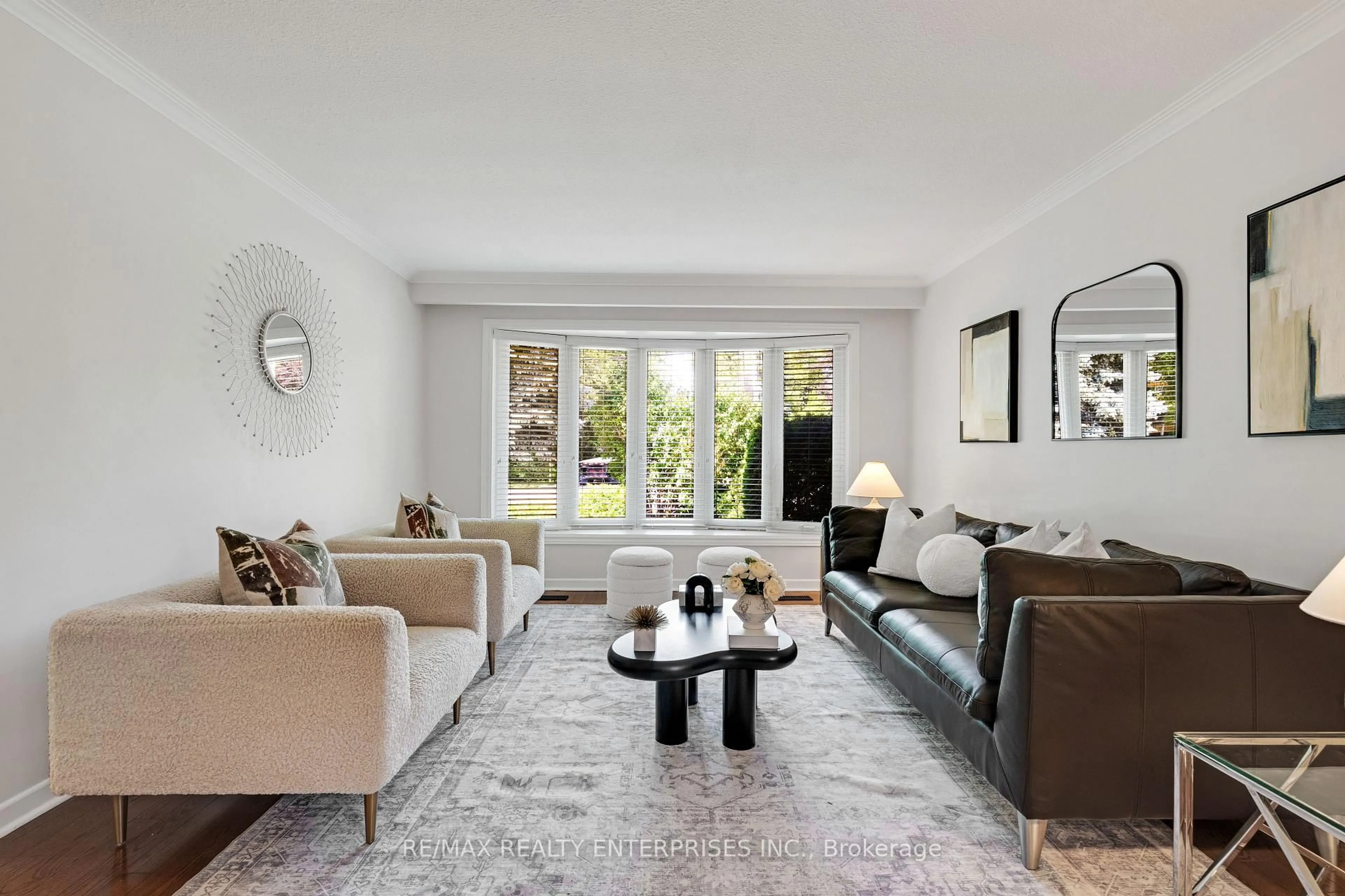 Living room with furniture, unknown for 268 Mineola Rd, Mississauga Ontario L5G 2G3