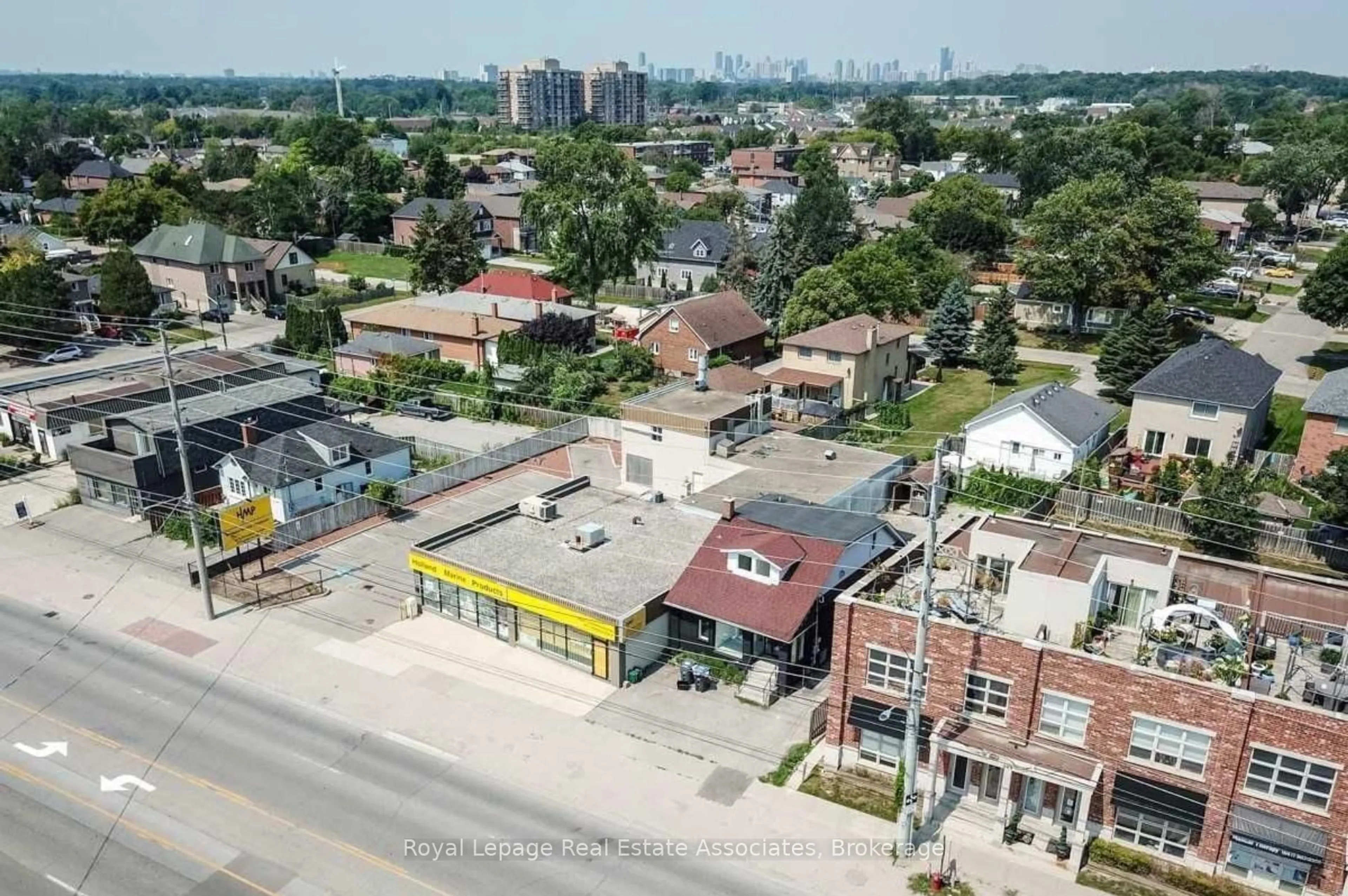 A pic from outside/outdoor area/front of a property/back of a property/a pic from drone, unknown for 881 Lakeshore Rd, Mississauga Ontario L5E 1E2
