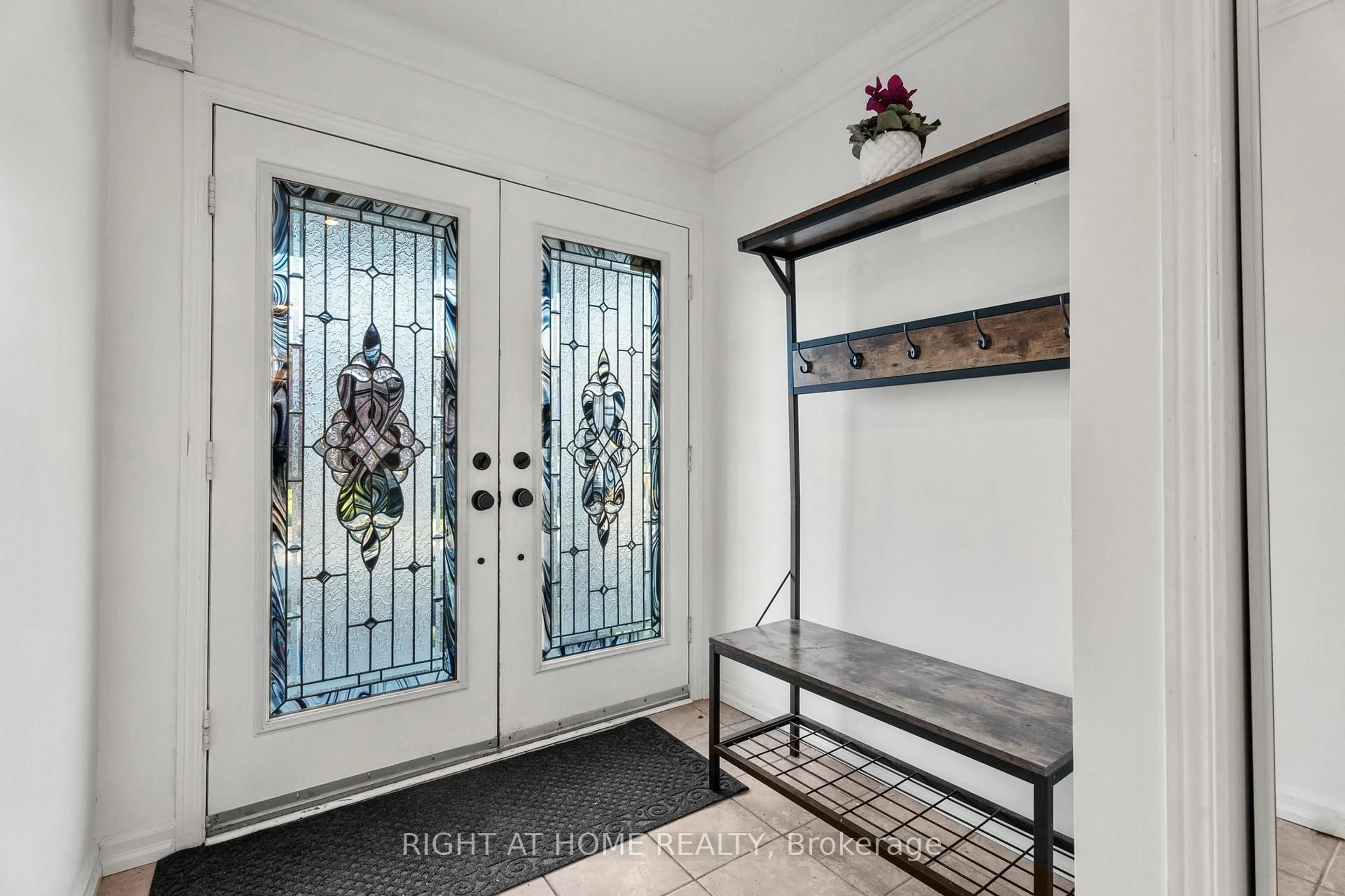 Indoor entryway for 5114 Falconcrest Dr, Burlington Ontario L7L 6K5