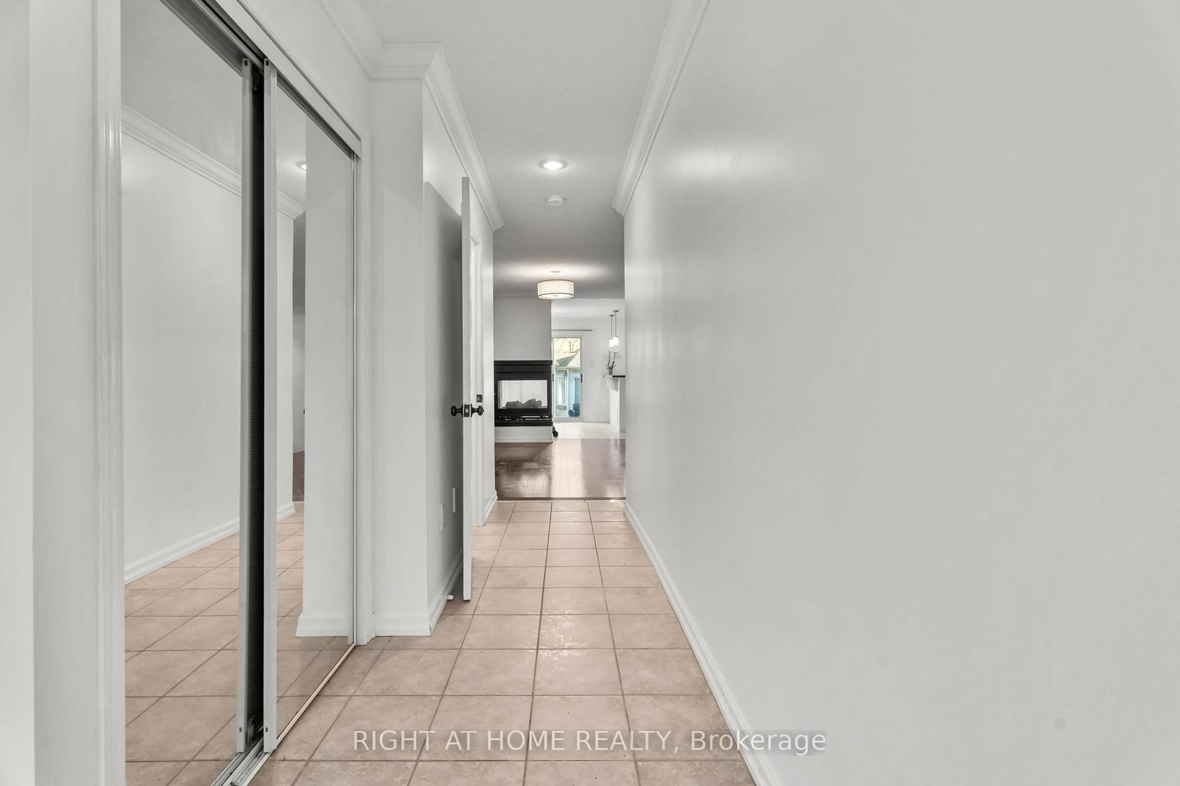 Indoor foyer for 5114 Falconcrest Dr, Burlington Ontario L7L 6K5