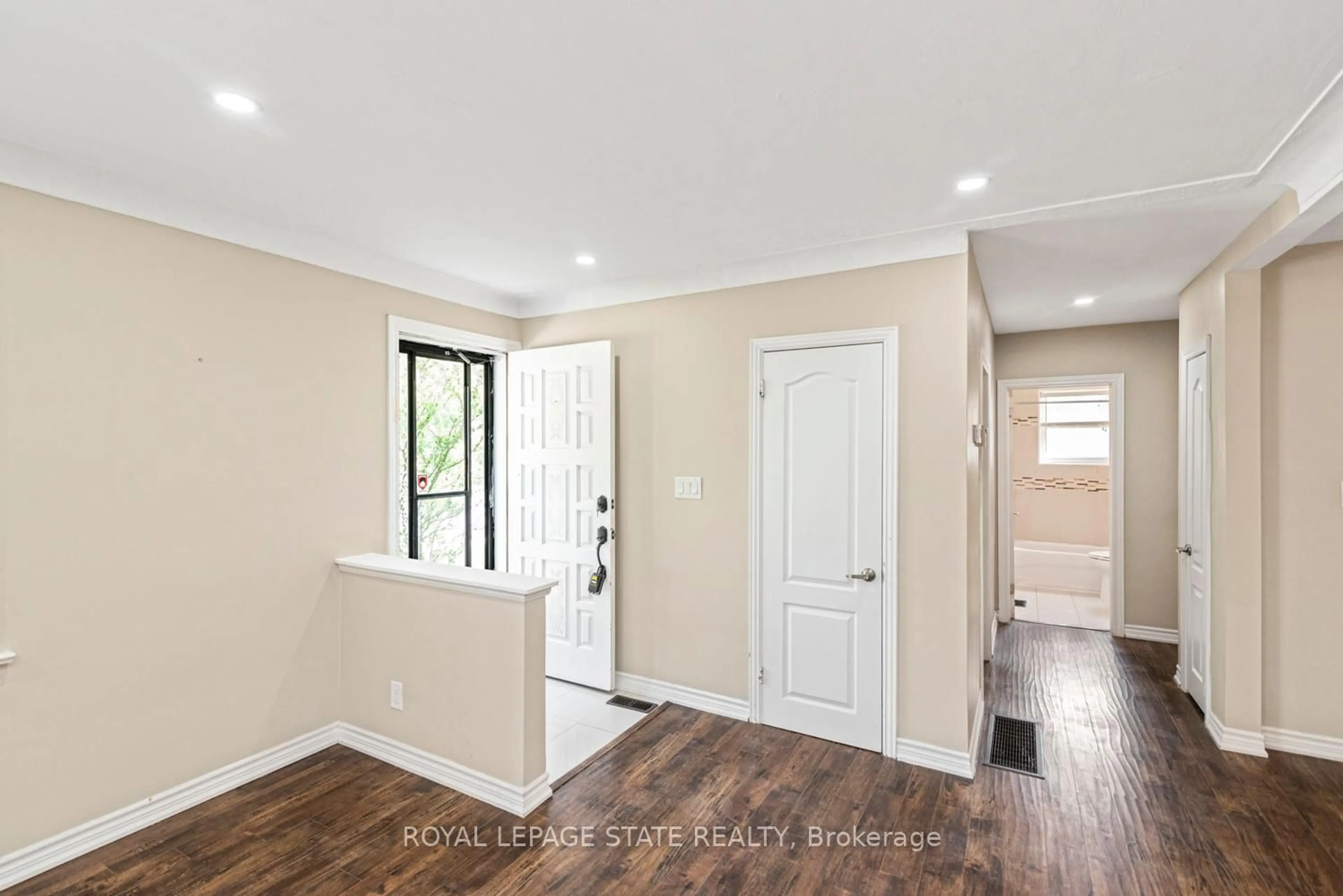 Indoor entryway for 2278 Mount Forest Dr, Burlington Ontario L7P 1J2