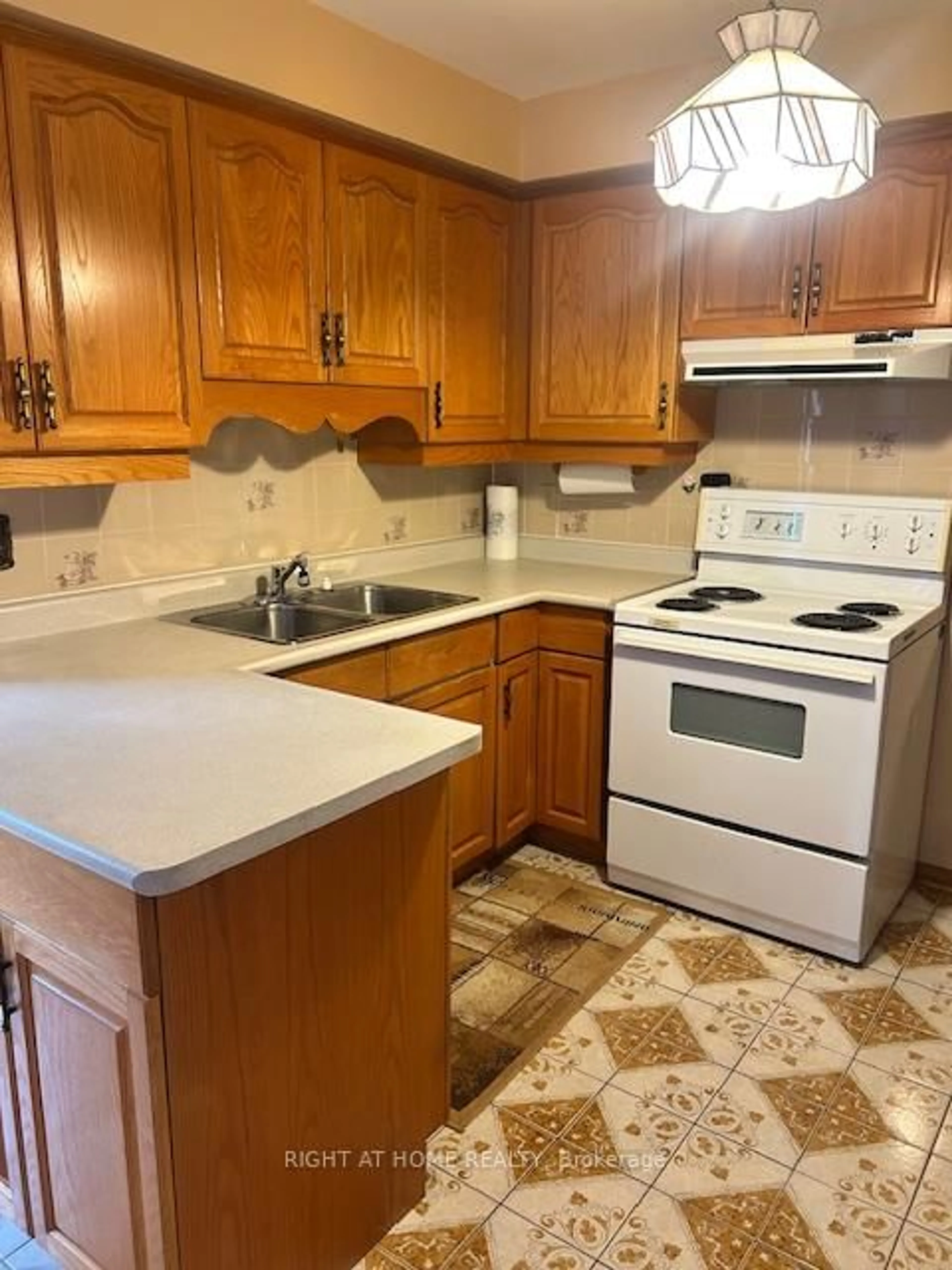 Standard kitchen, unknown for 224 Macedonia Cres, Mississauga Ontario L5B 3R8