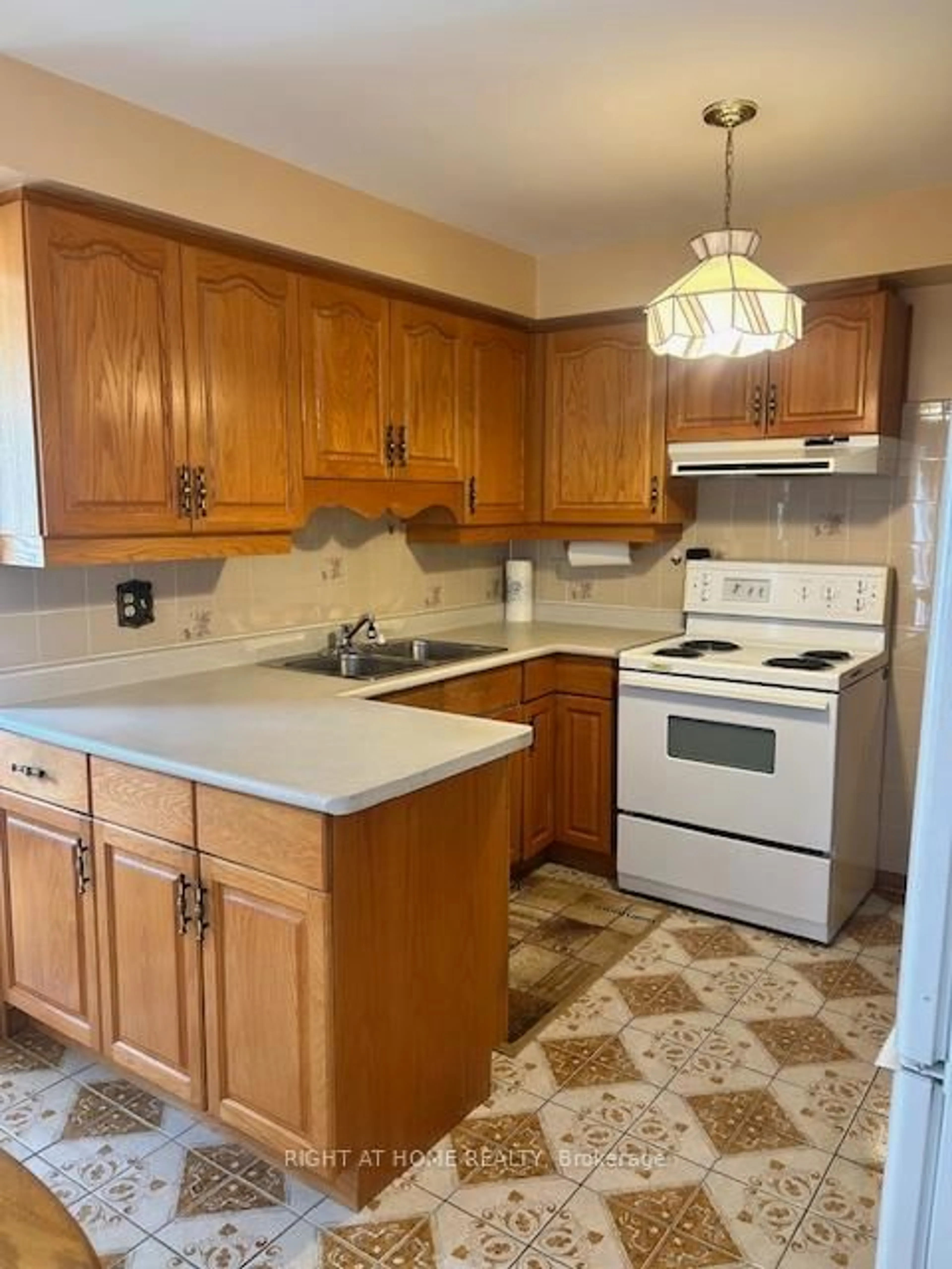 Standard kitchen, unknown for 224 Macedonia Cres, Mississauga Ontario L5B 3R8