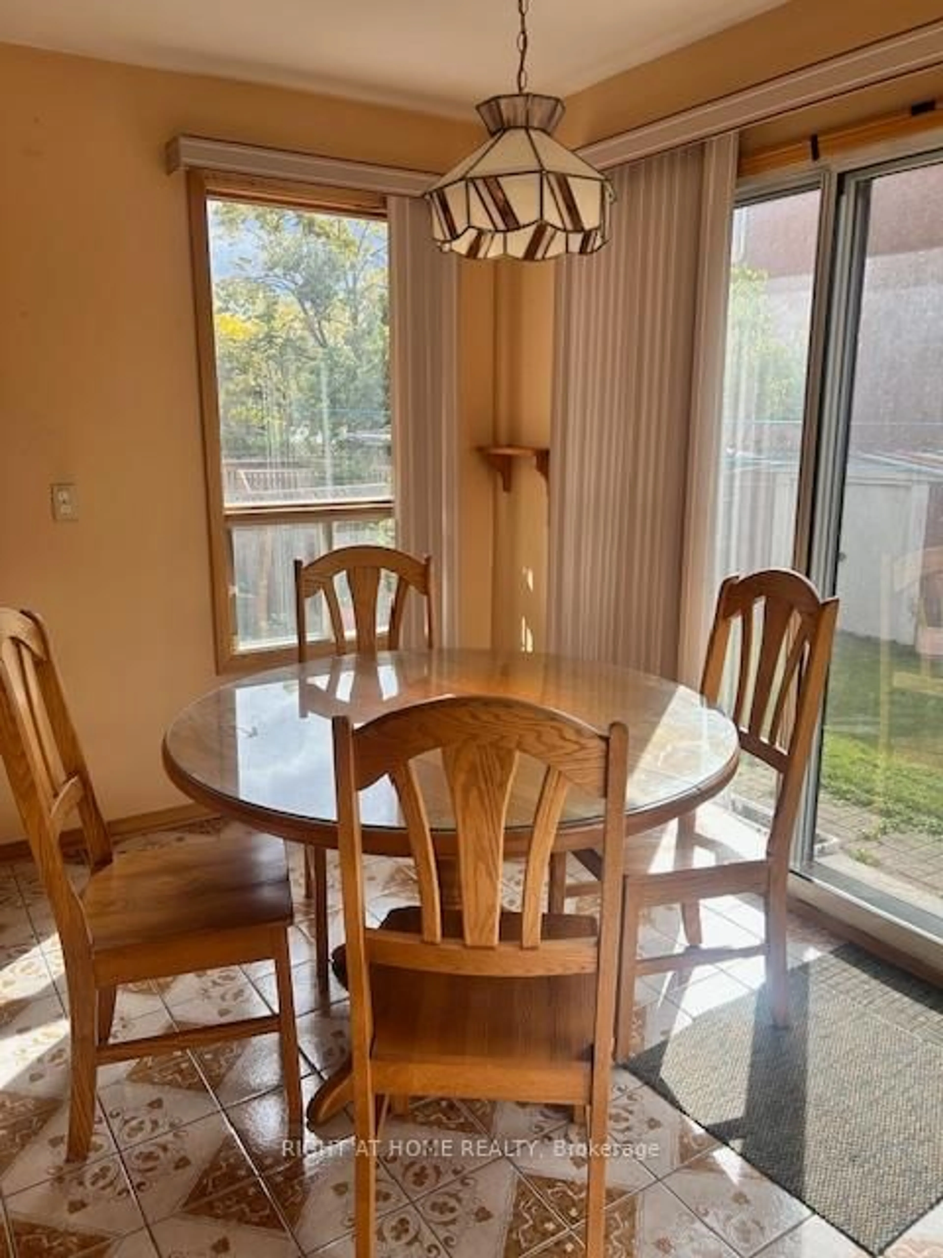 Dining room, unknown for 224 Macedonia Cres, Mississauga Ontario L5B 3R8