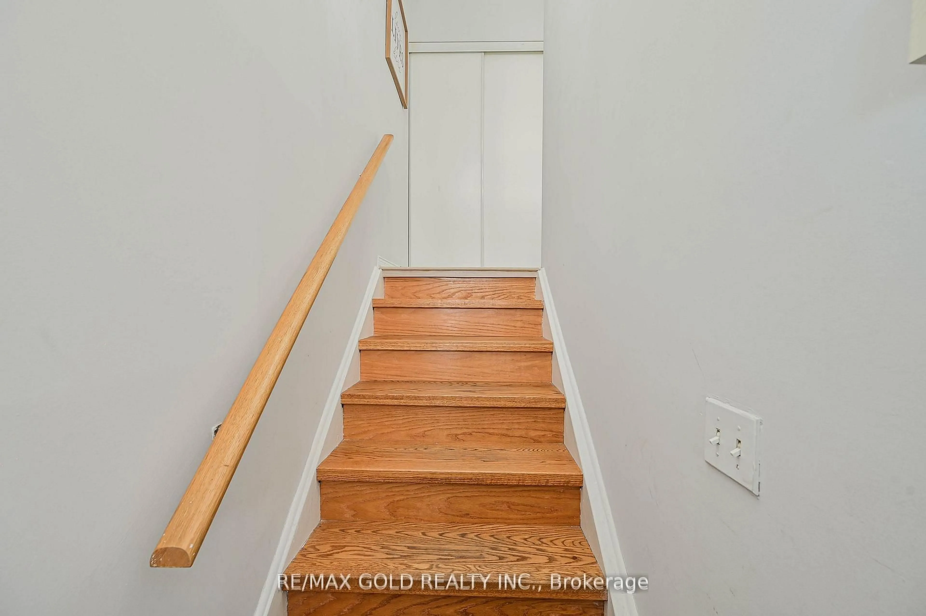 Stairs for 50 Strathaven Dr #66, Mississauga Ontario L5R 4E7