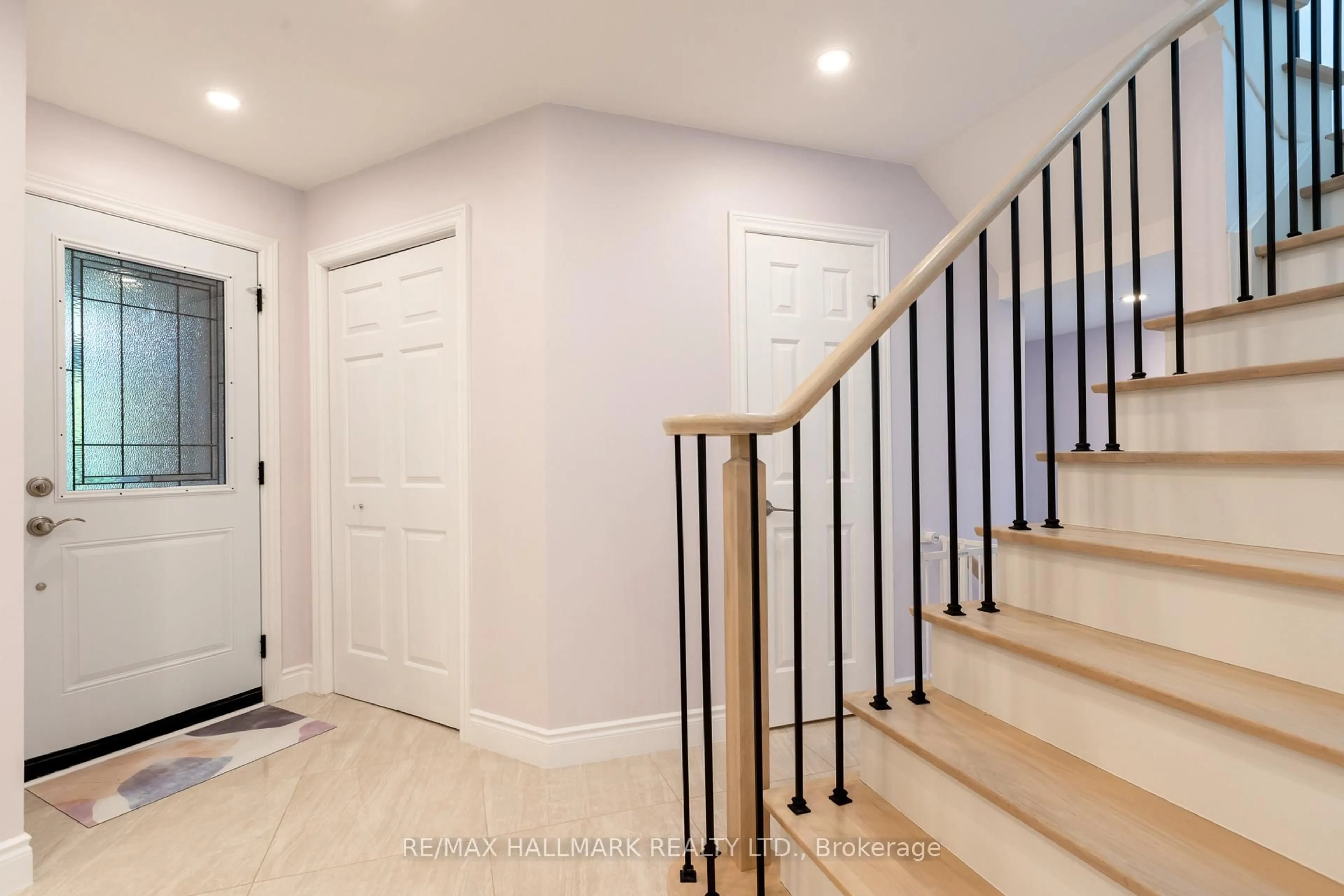 Indoor entryway for 1309 Sweetbirch Crt, Mississauga Ontario L5C 3R4