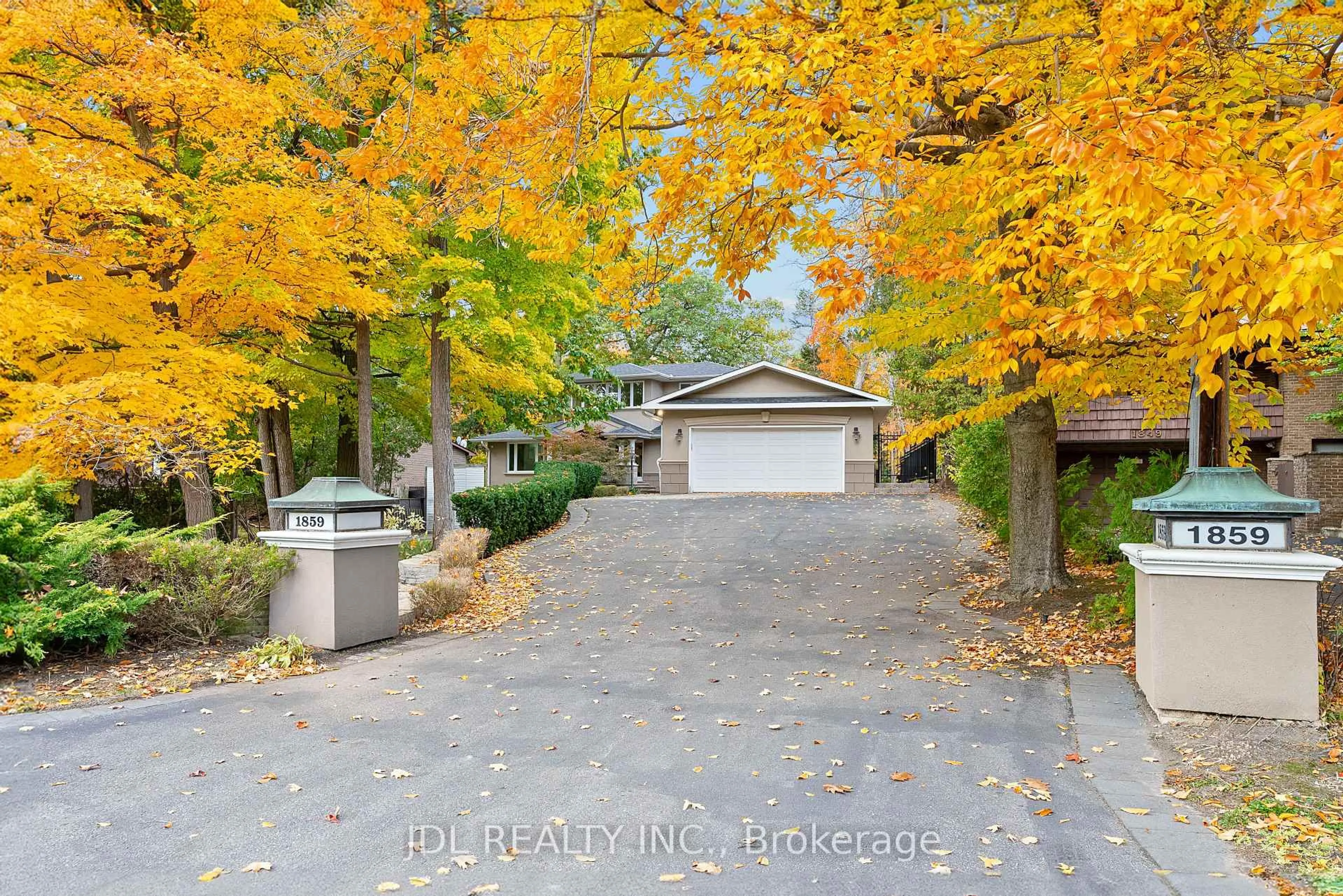 A pic from outside/outdoor area/front of a property/back of a property/a pic from drone, street for 1859 Lincoln Green Clse, Mississauga Ontario L5K 1C4