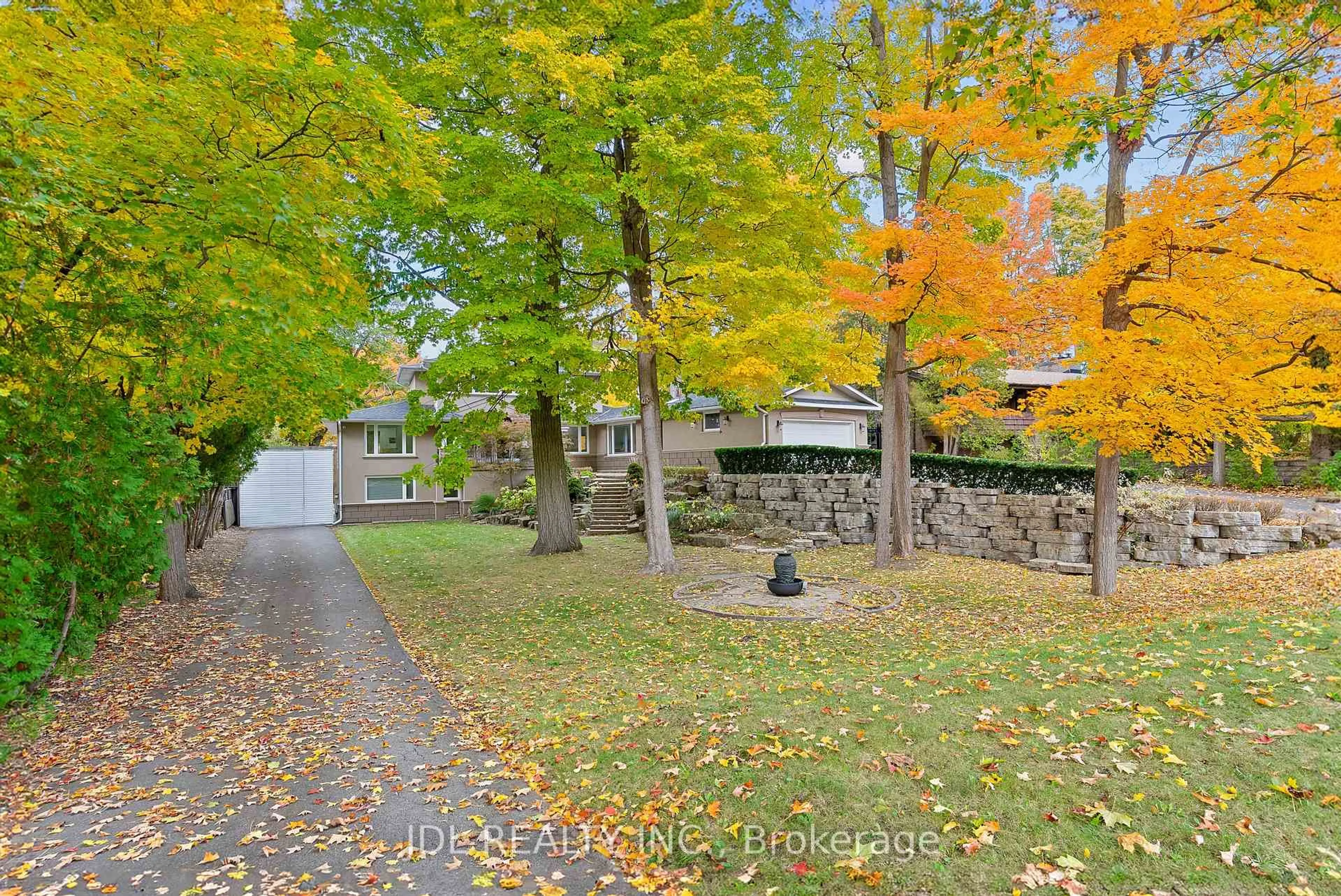 A pic from outside/outdoor area/front of a property/back of a property/a pic from drone, street for 1859 Lincoln Green Clse, Mississauga Ontario L5K 1C4