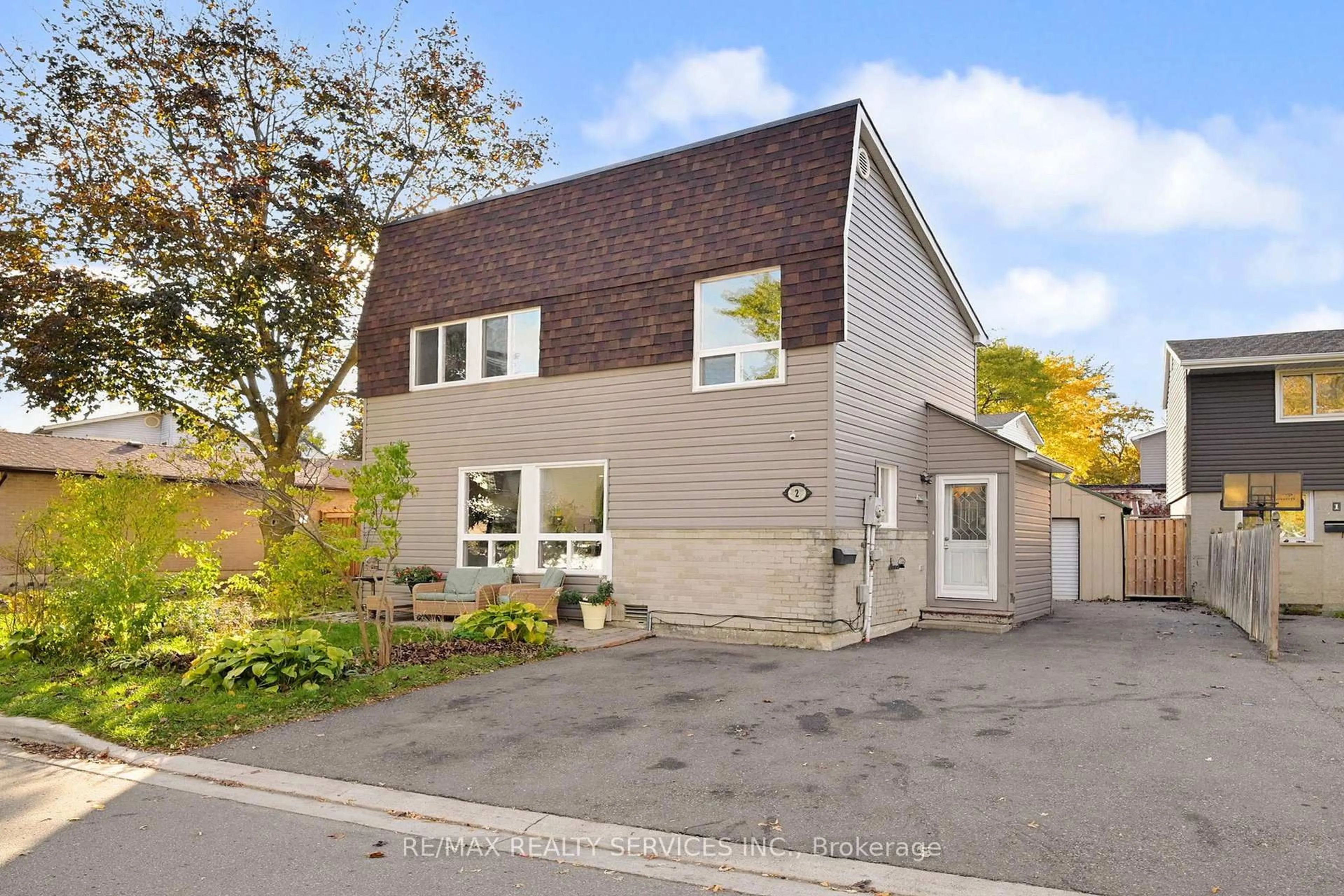 Home with brick exterior material, street for 2 Hector Crt, Brampton Ontario L6S 1P1