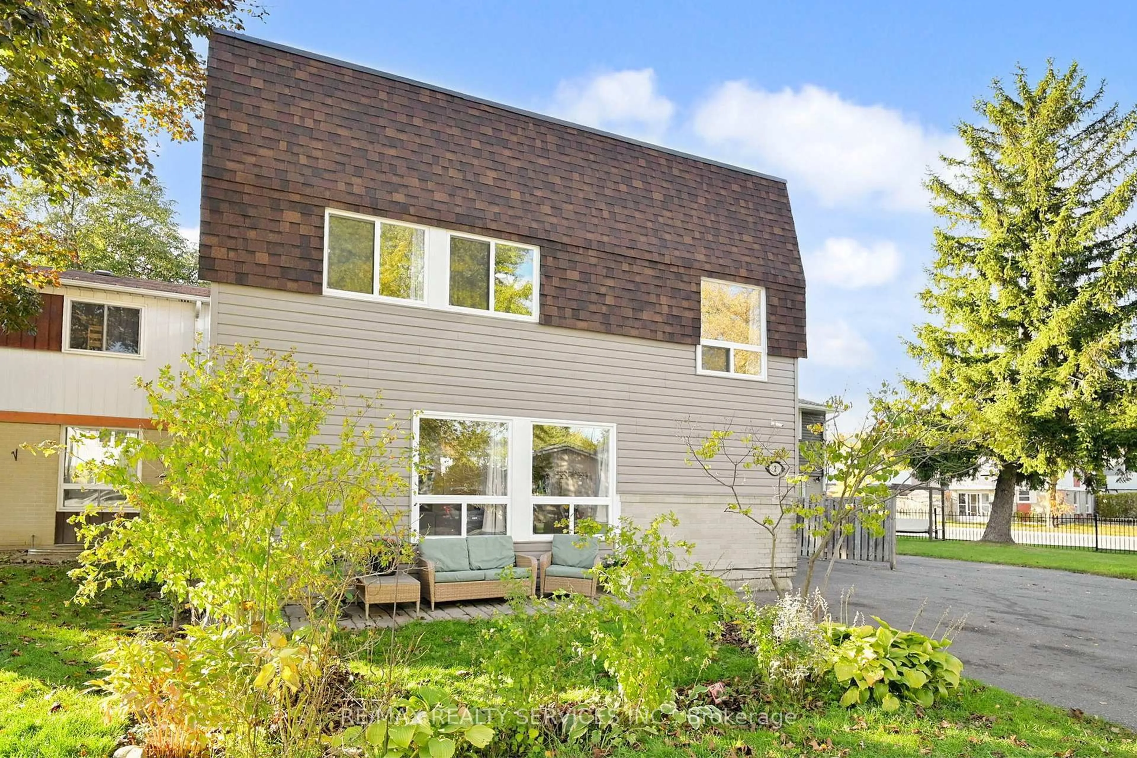 Home with vinyl exterior material, street for 2 Hector Crt, Brampton Ontario L6S 1P1