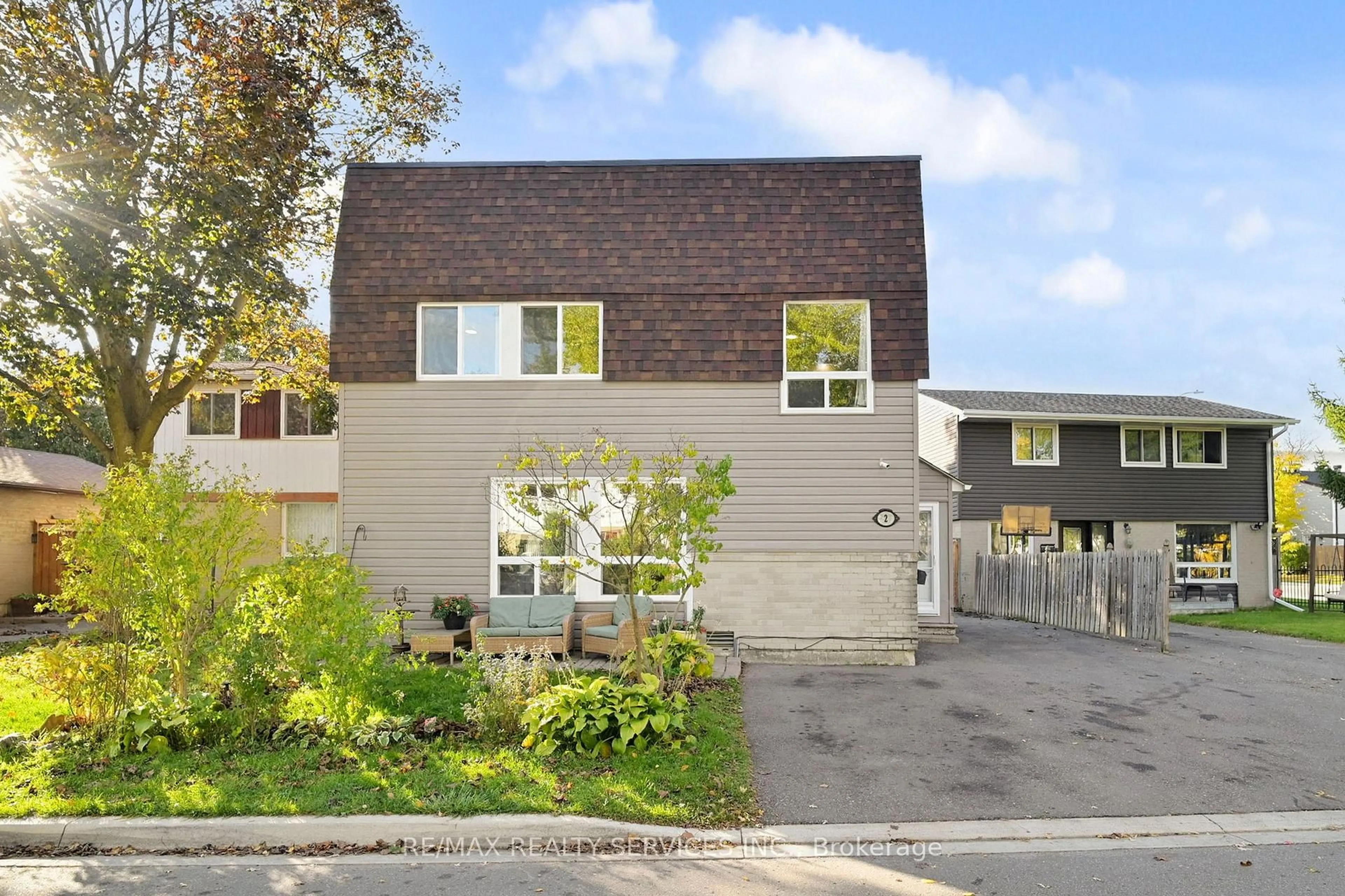 Home with brick exterior material, street for 2 Hector Crt, Brampton Ontario L6S 1P1