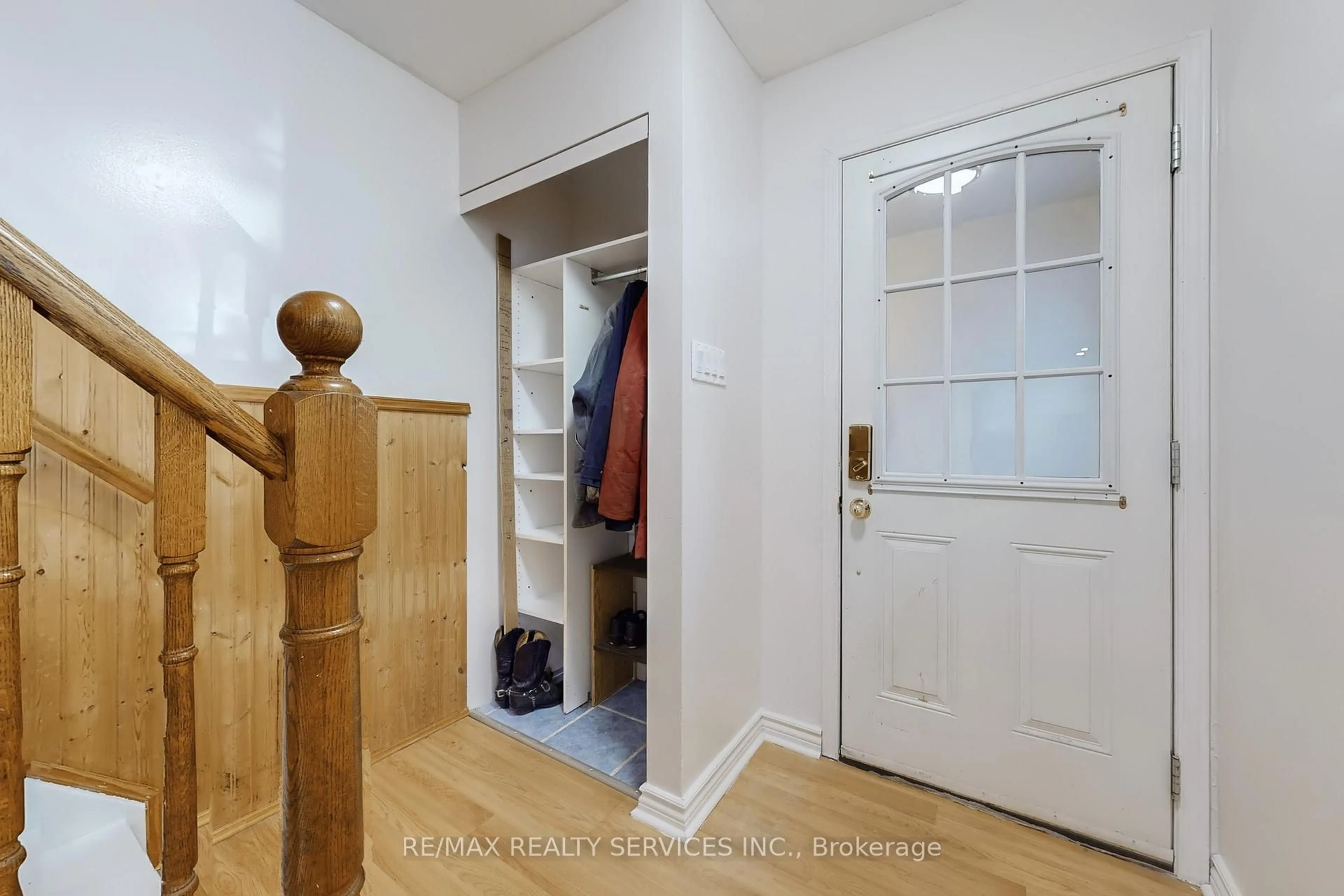 Indoor entryway for 2 Hector Crt, Brampton Ontario L6S 1P1