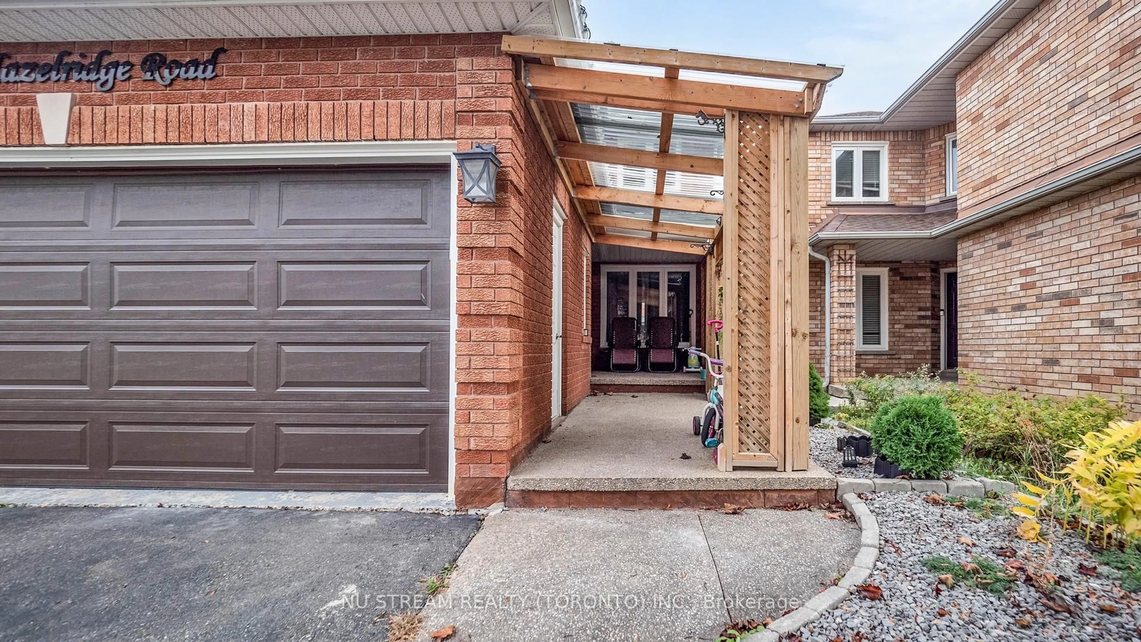 Home with brick exterior material, street for 3926 Hazelridge Rd, Mississauga Ontario L5N 6Z4
