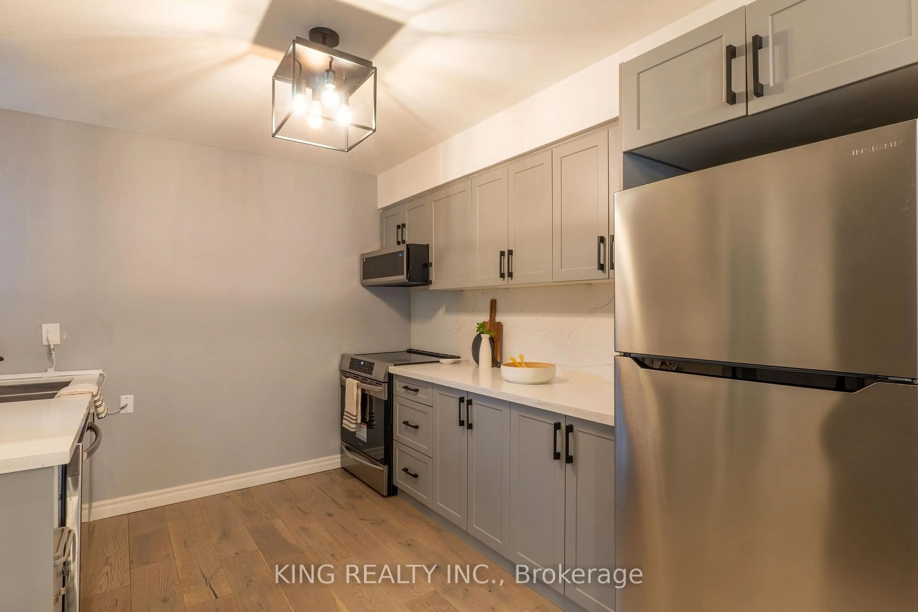 Standard kitchen, wood/laminate floor for 141 Ripley Crt #4, Oakville Ontario L6H 1H2