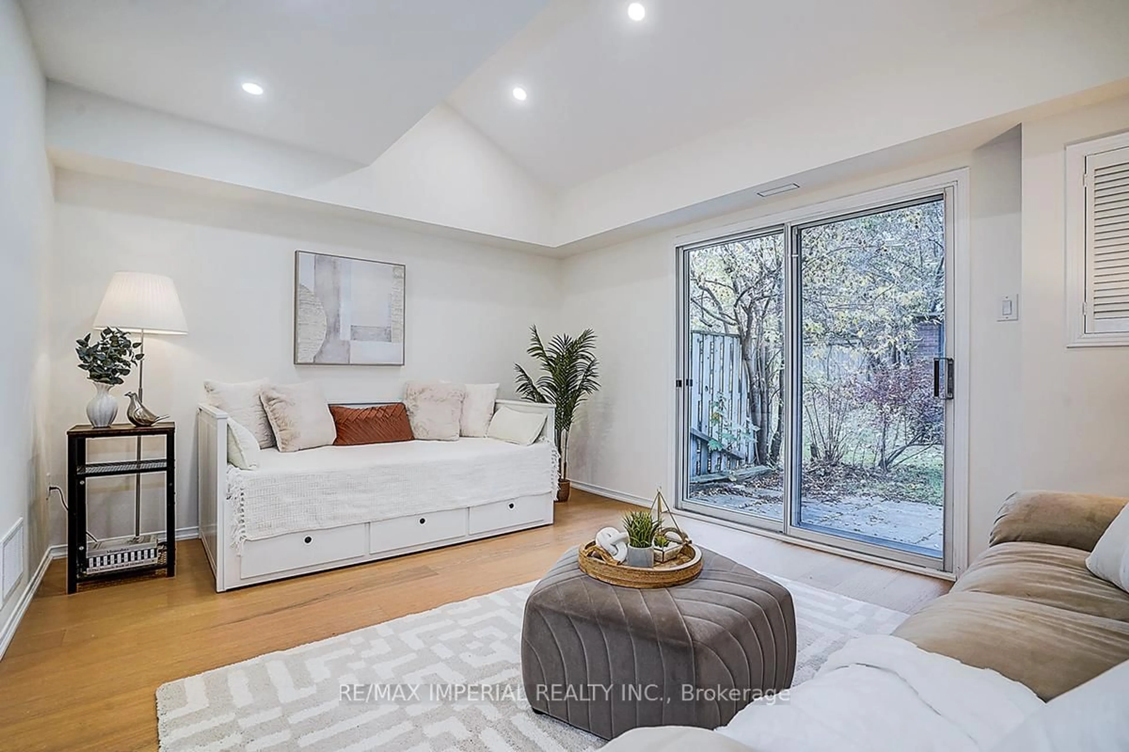 Living room with furniture, unknown for 460 Bristol Rd #48, Mississauga Ontario L5R 3P6