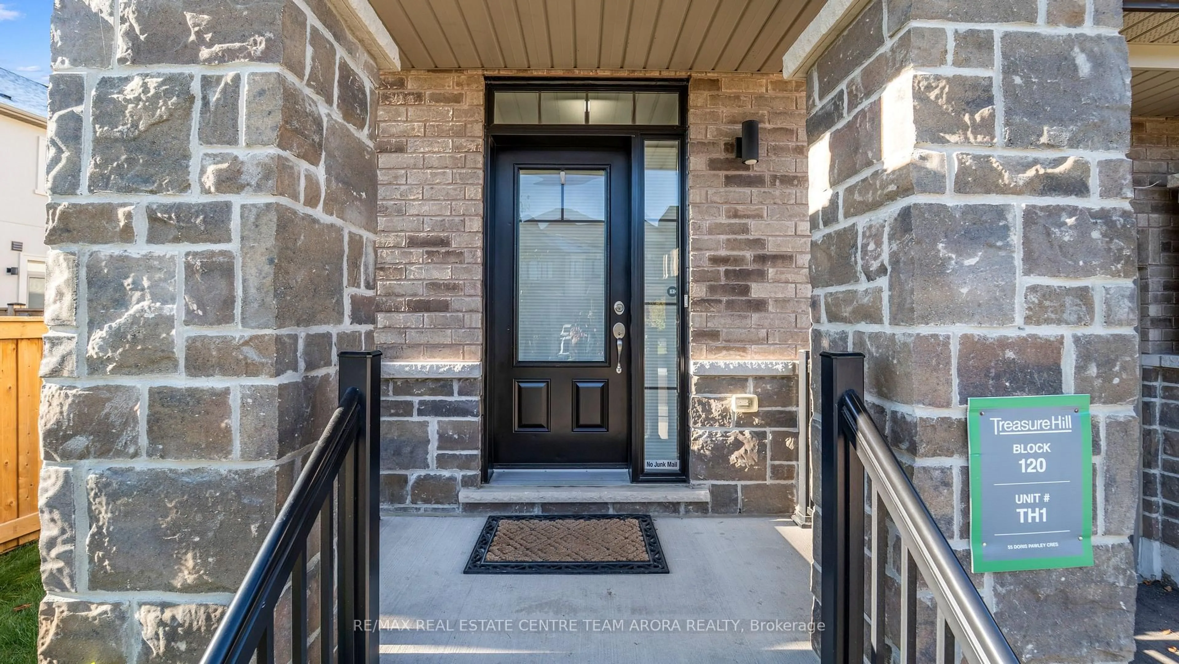 Indoor entryway for 55 Doris Pawley Cres, Caledon Ontario L7C 4E7