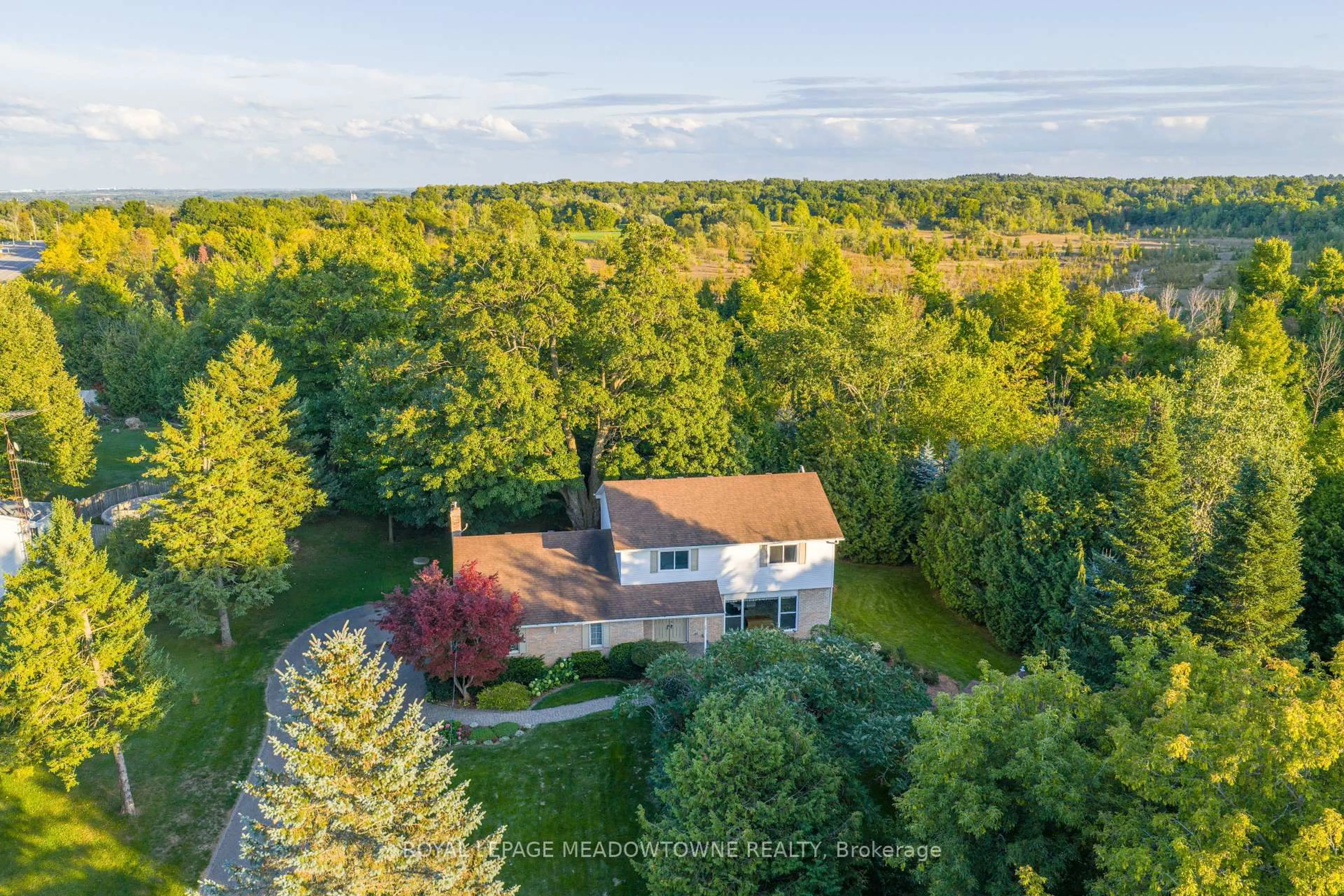 A pic from outside/outdoor area/front of a property/back of a property/a pic from drone, water/lake/river/ocean view for 12826 Silvercreek Dr, Halton Hills Ontario L7G 4S4
