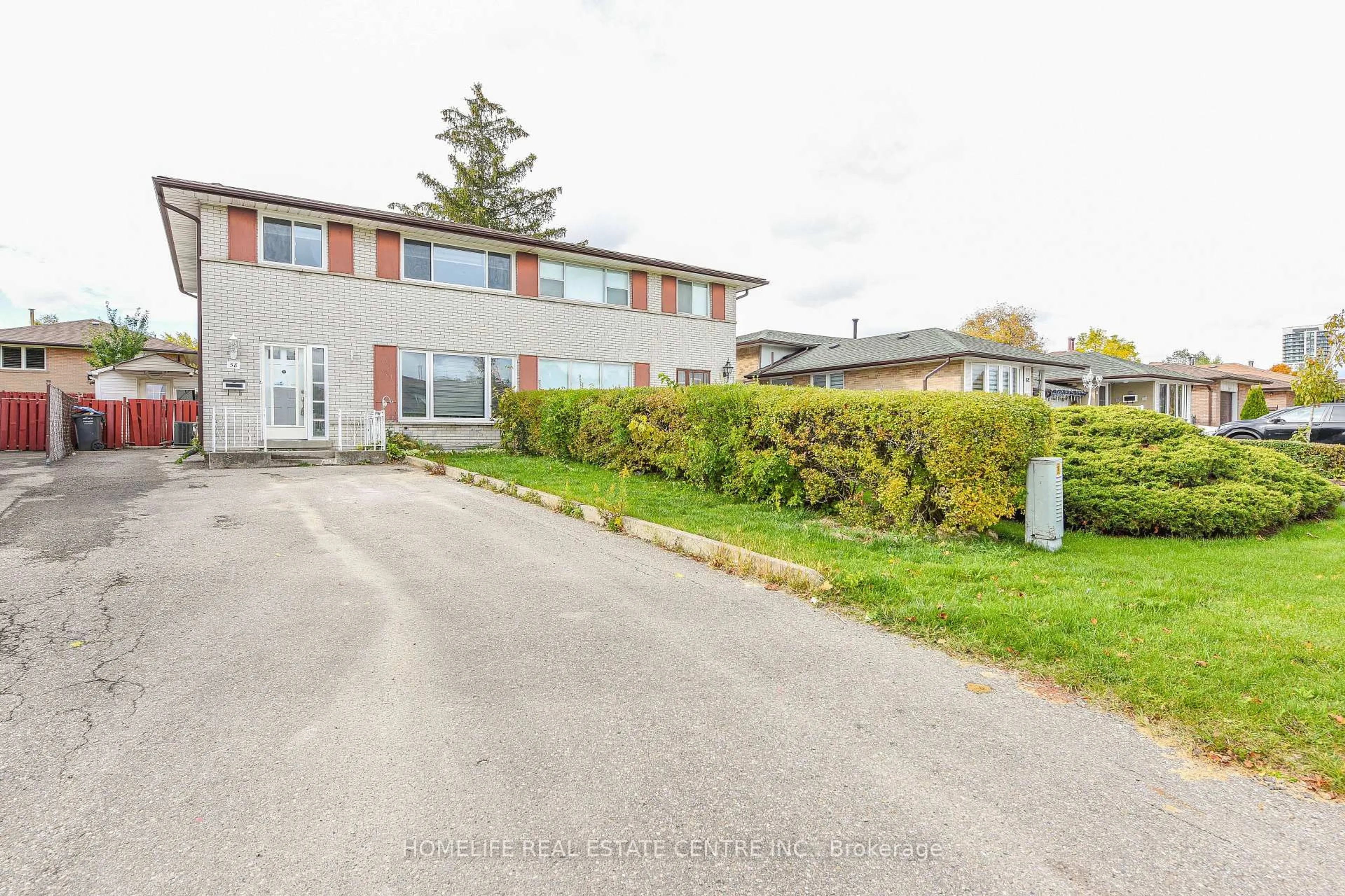 A pic from outside/outdoor area/front of a property/back of a property/a pic from drone, street for 58 Wilton Dr, Brampton Ontario L6W 3A1