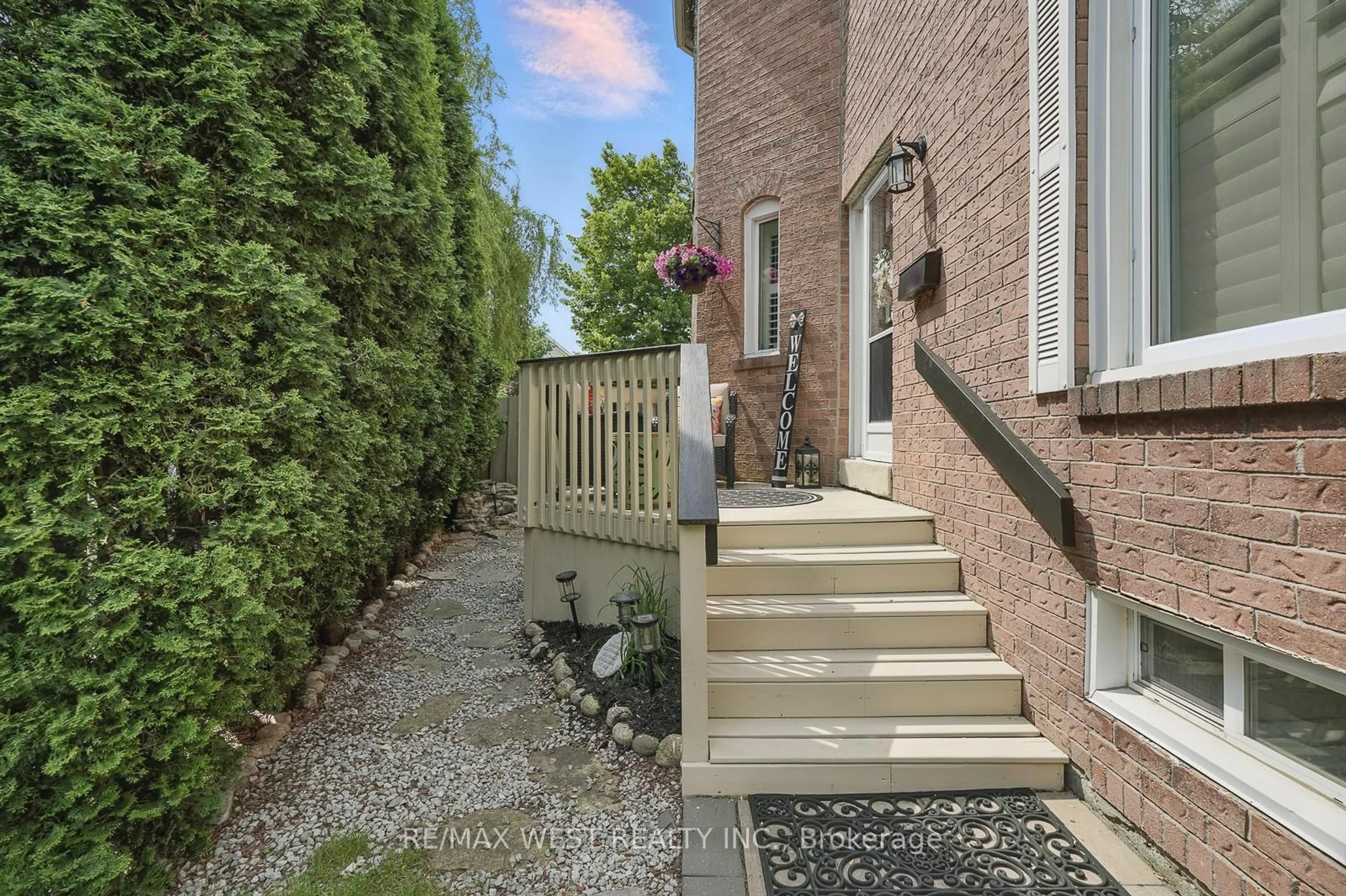 Patio, street for 3060 Ilomar Crt, Mississauga Ontario L5N 5B5
