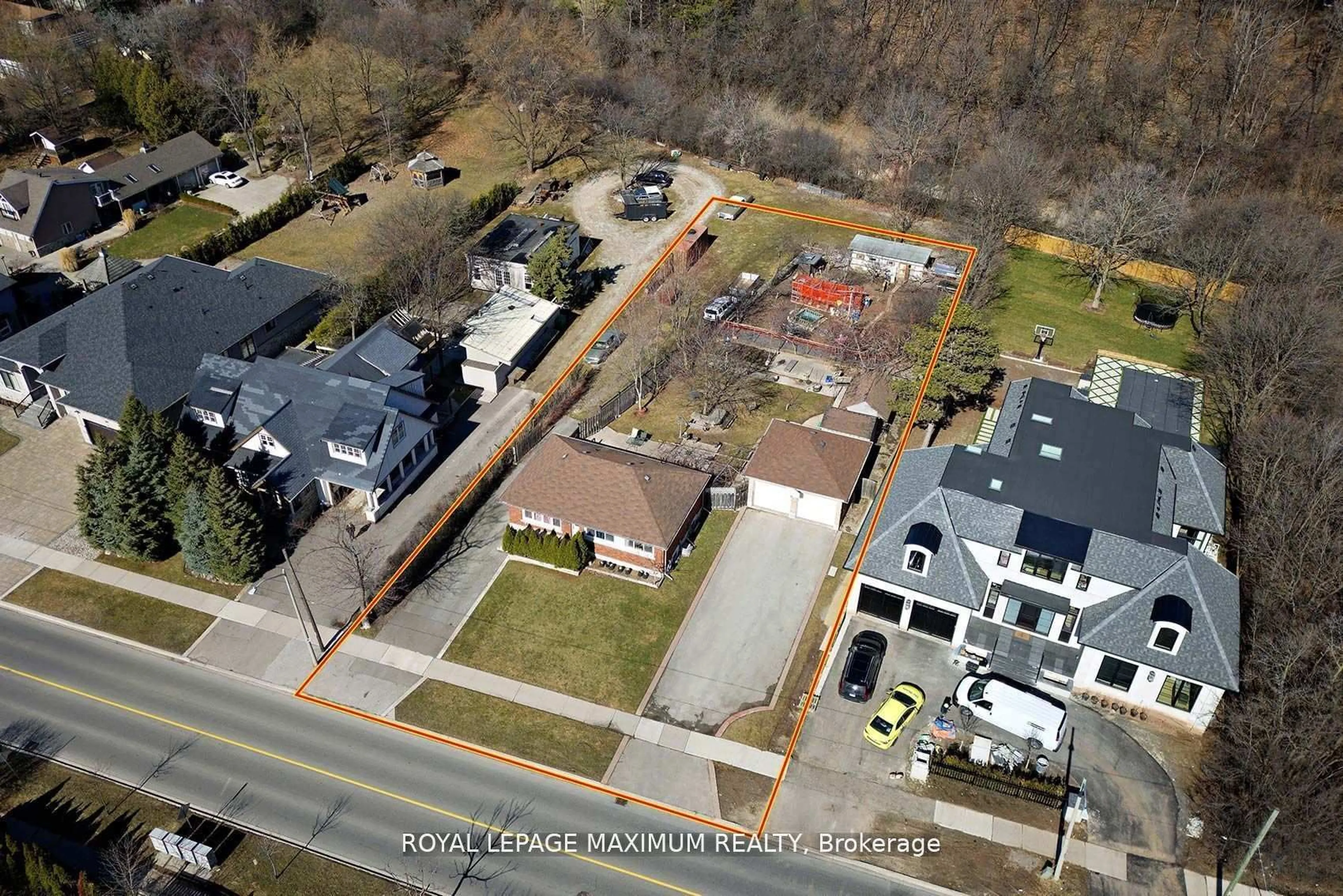 A pic from outside/outdoor area/front of a property/back of a property/a pic from drone, street for 149 Leighland Ave, Oakville Ontario L6H 1B3