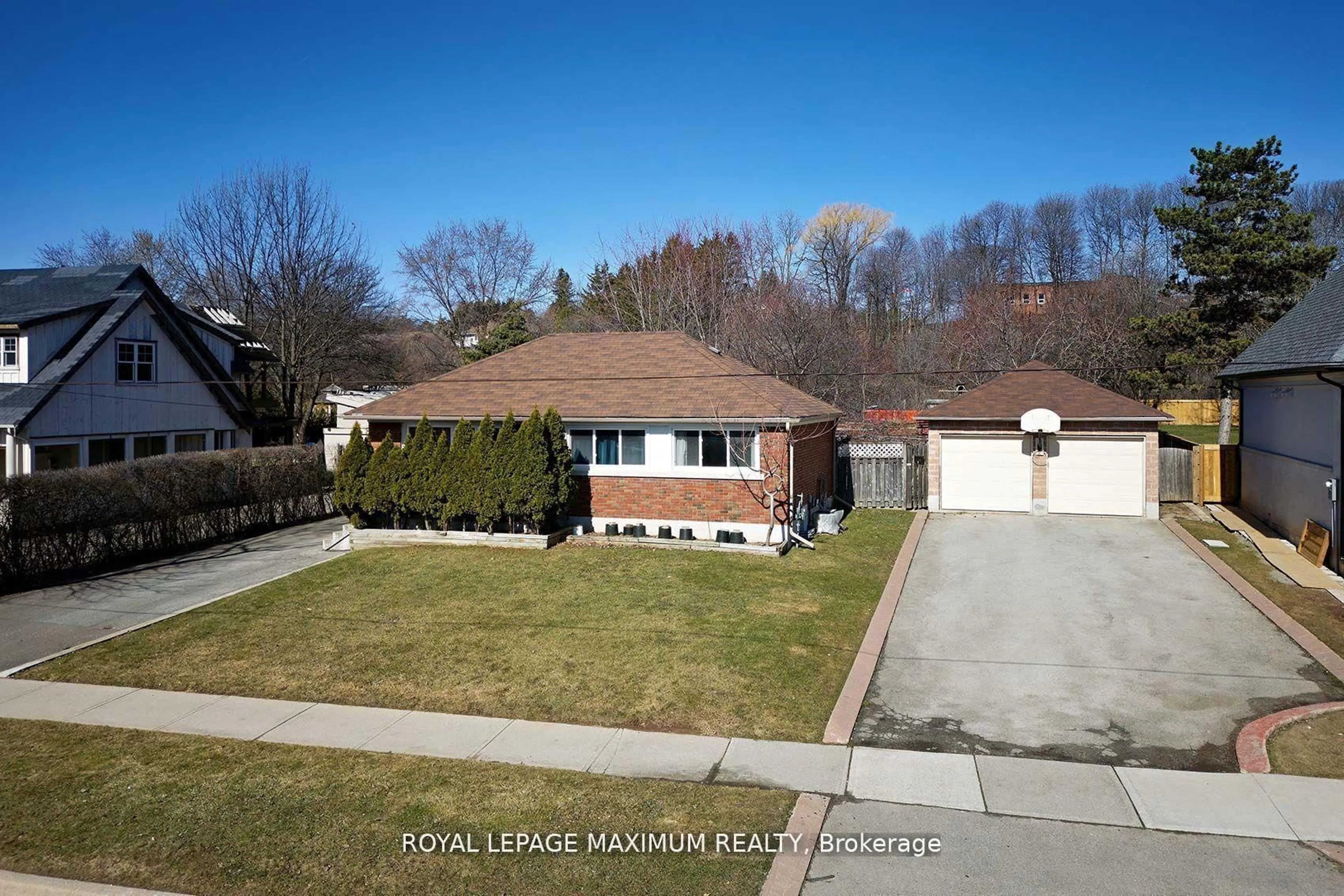 A pic from outside/outdoor area/front of a property/back of a property/a pic from drone, street for 149 Leighland Ave, Oakville Ontario L6H 1B3