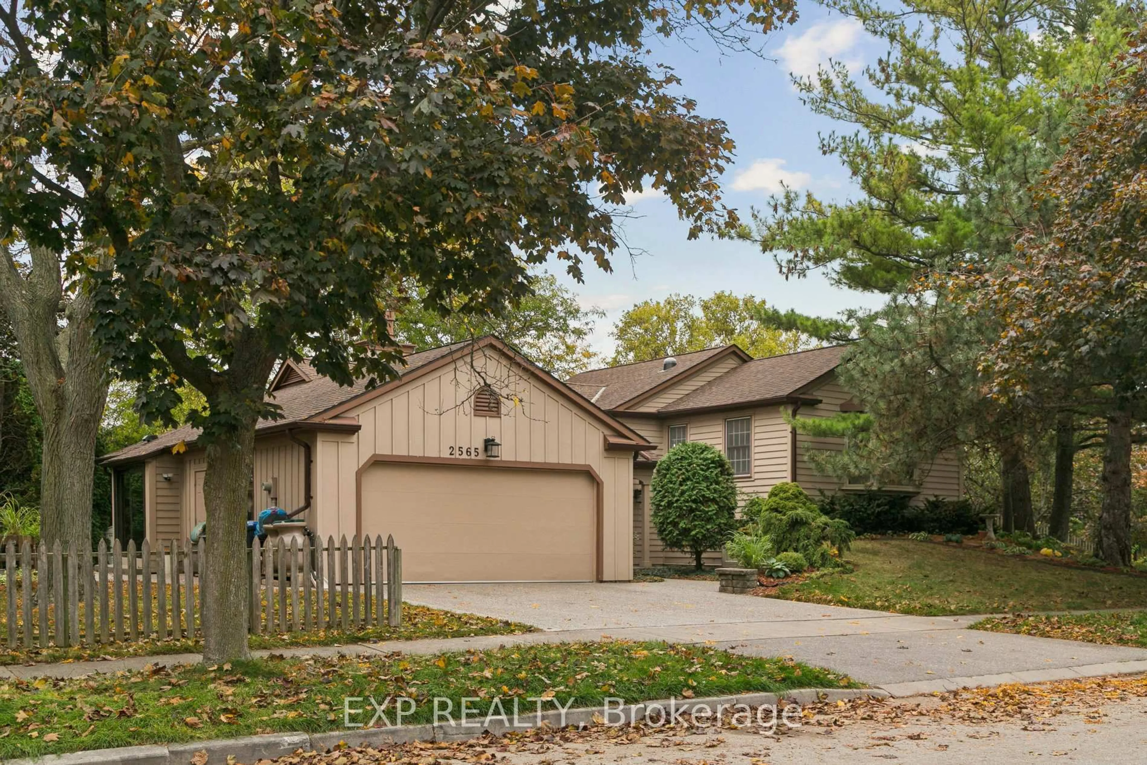 Home with vinyl exterior material, street for 2565 Claymore Cres, Mississauga Ontario L5C 3A2