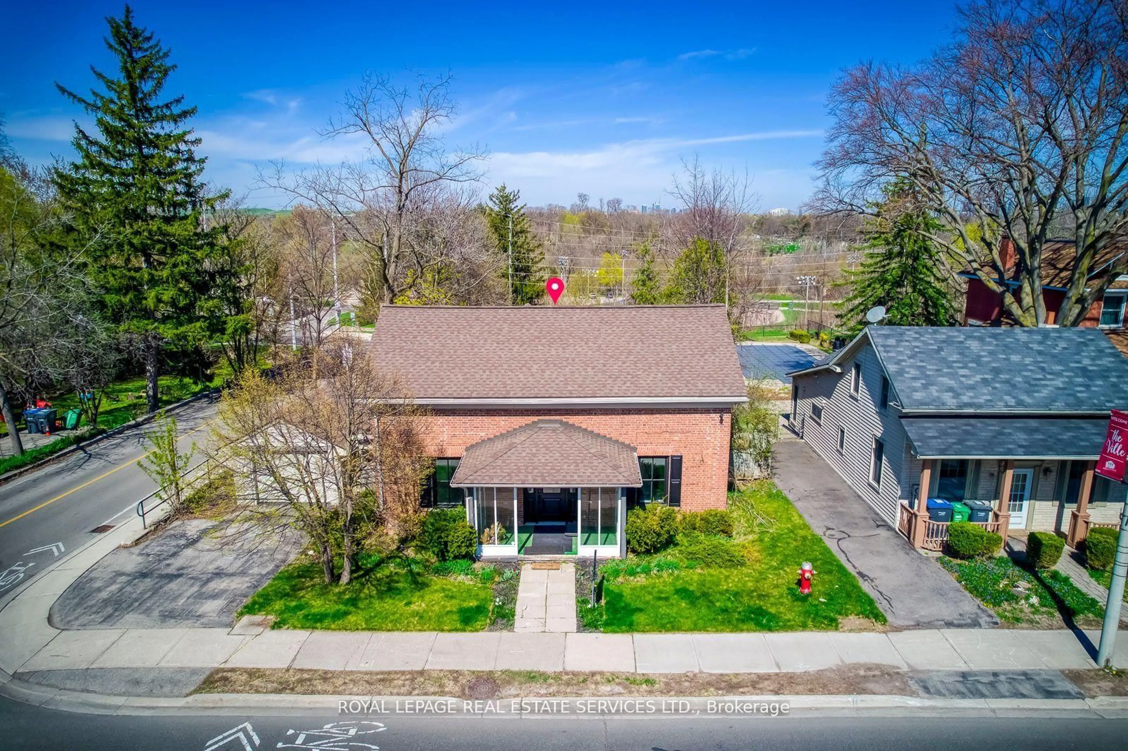 A pic from outside/outdoor area/front of a property/back of a property/a pic from drone, street for 317 Queen St, Mississauga Ontario L5M 1M3