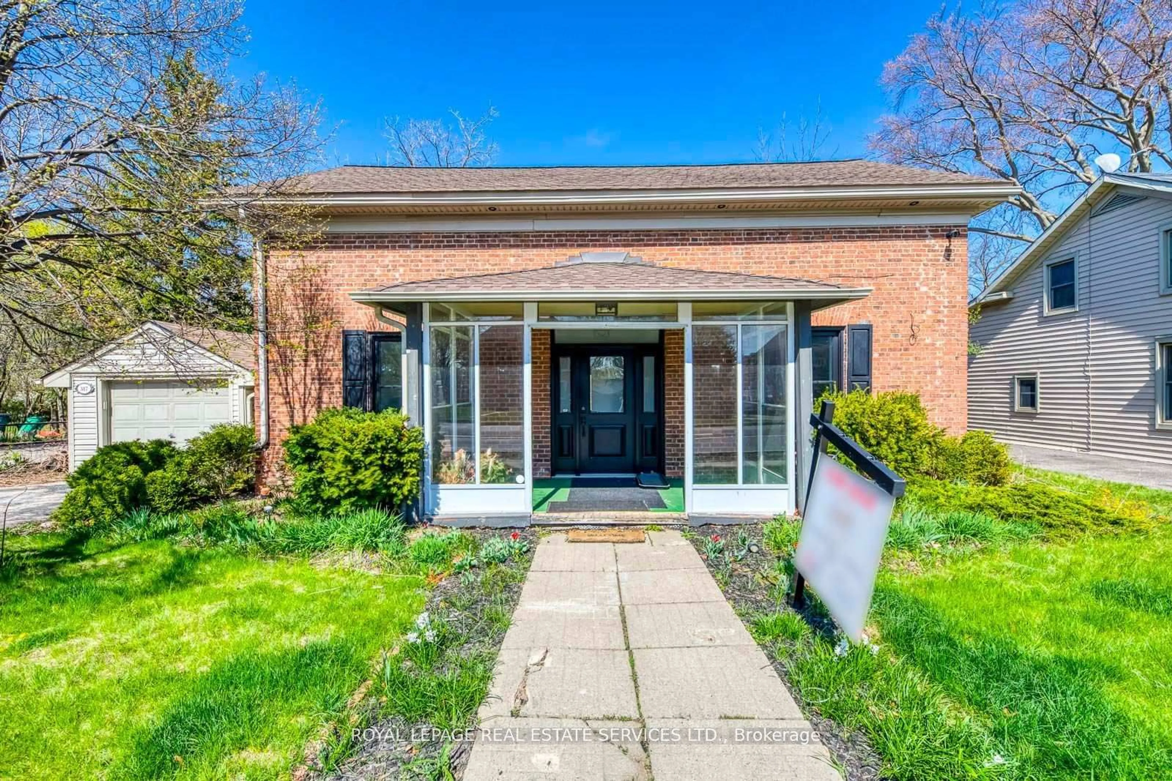 Home with brick exterior material, building for 317 Queen St, Mississauga Ontario L5M 1M3