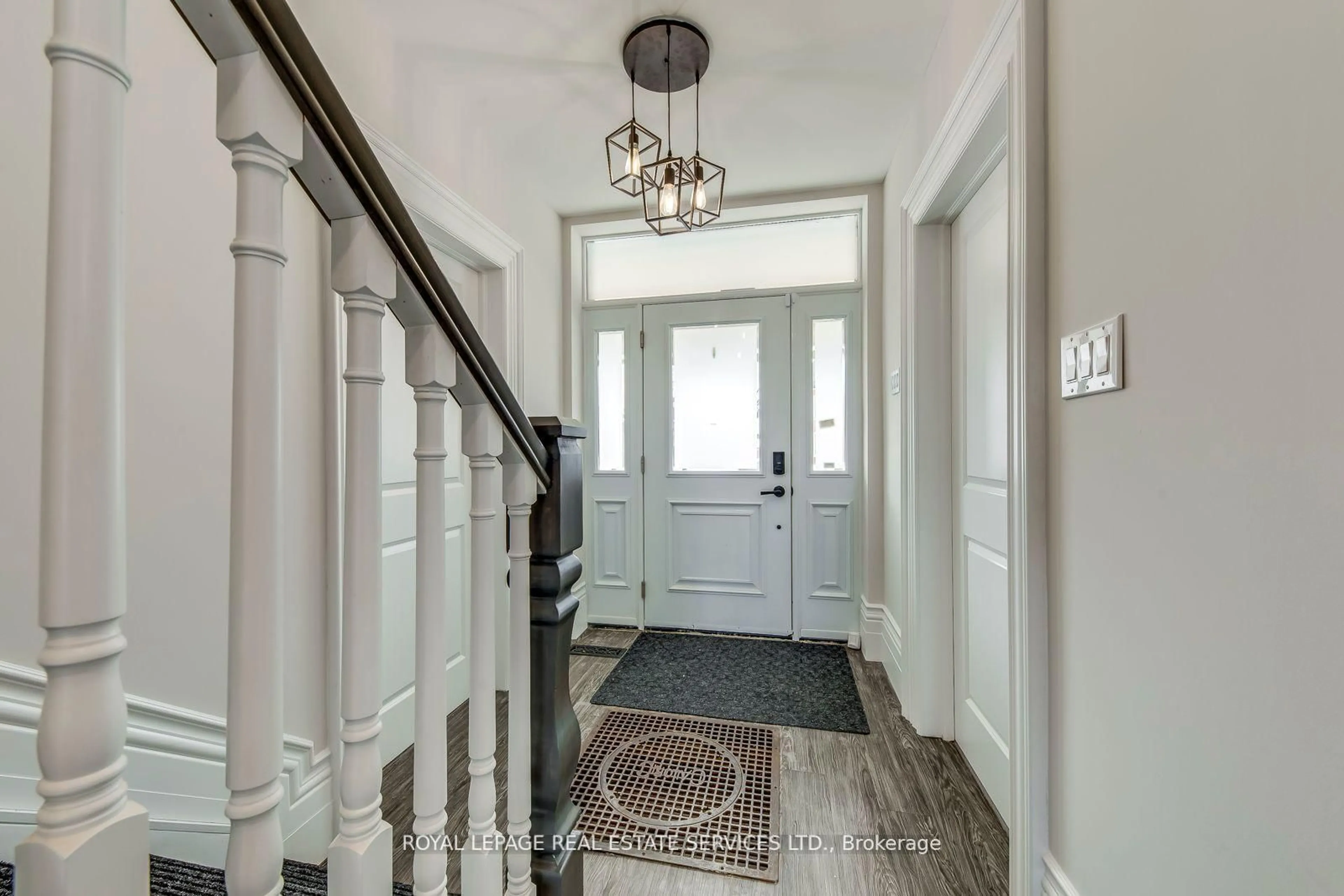 Indoor entryway for 317 Queen St, Mississauga Ontario L5M 1M3