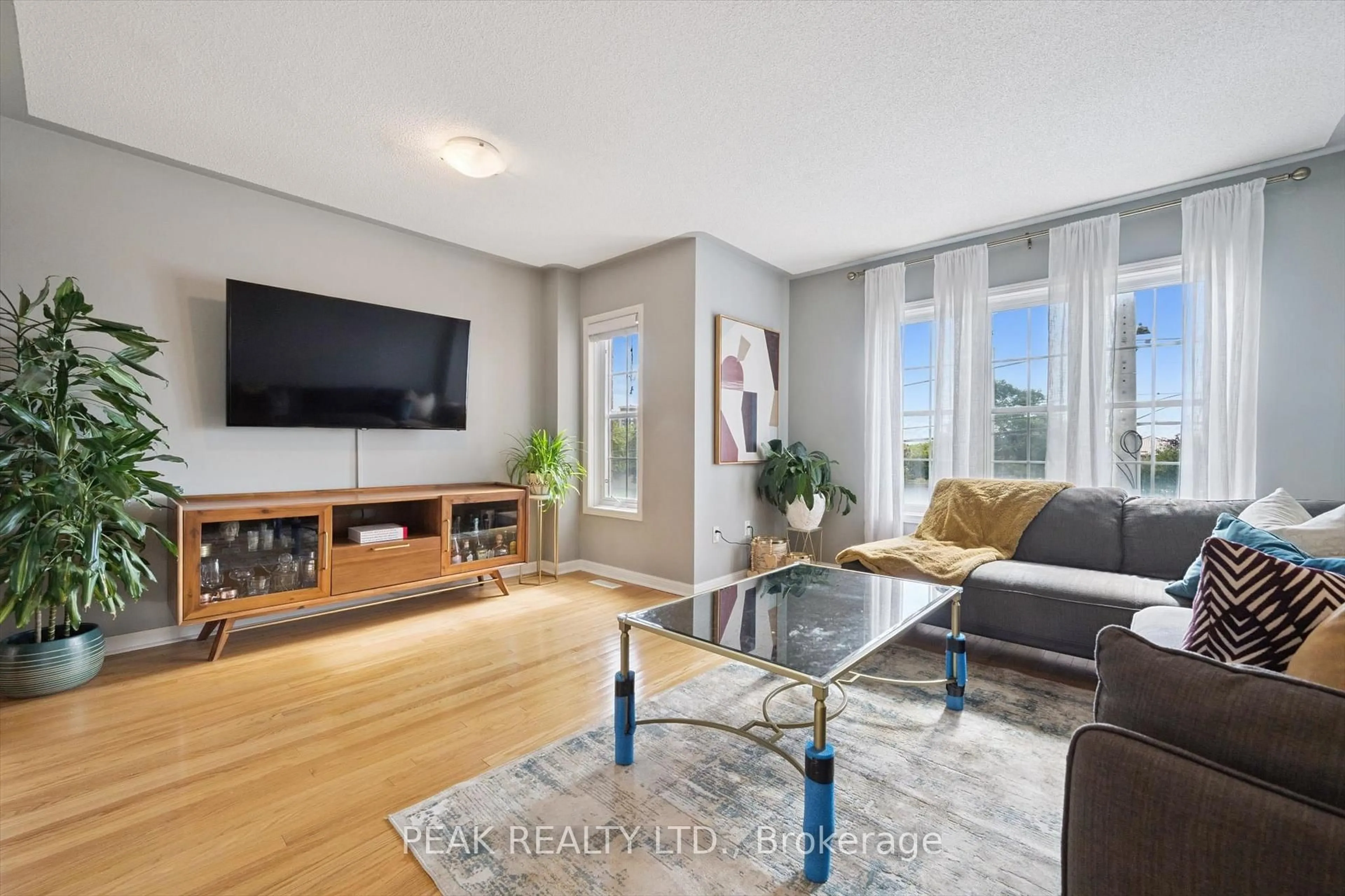 Living room with furniture, unknown for 3030 Breakwater Crt #26, Mississauga Ontario L5B 4N8