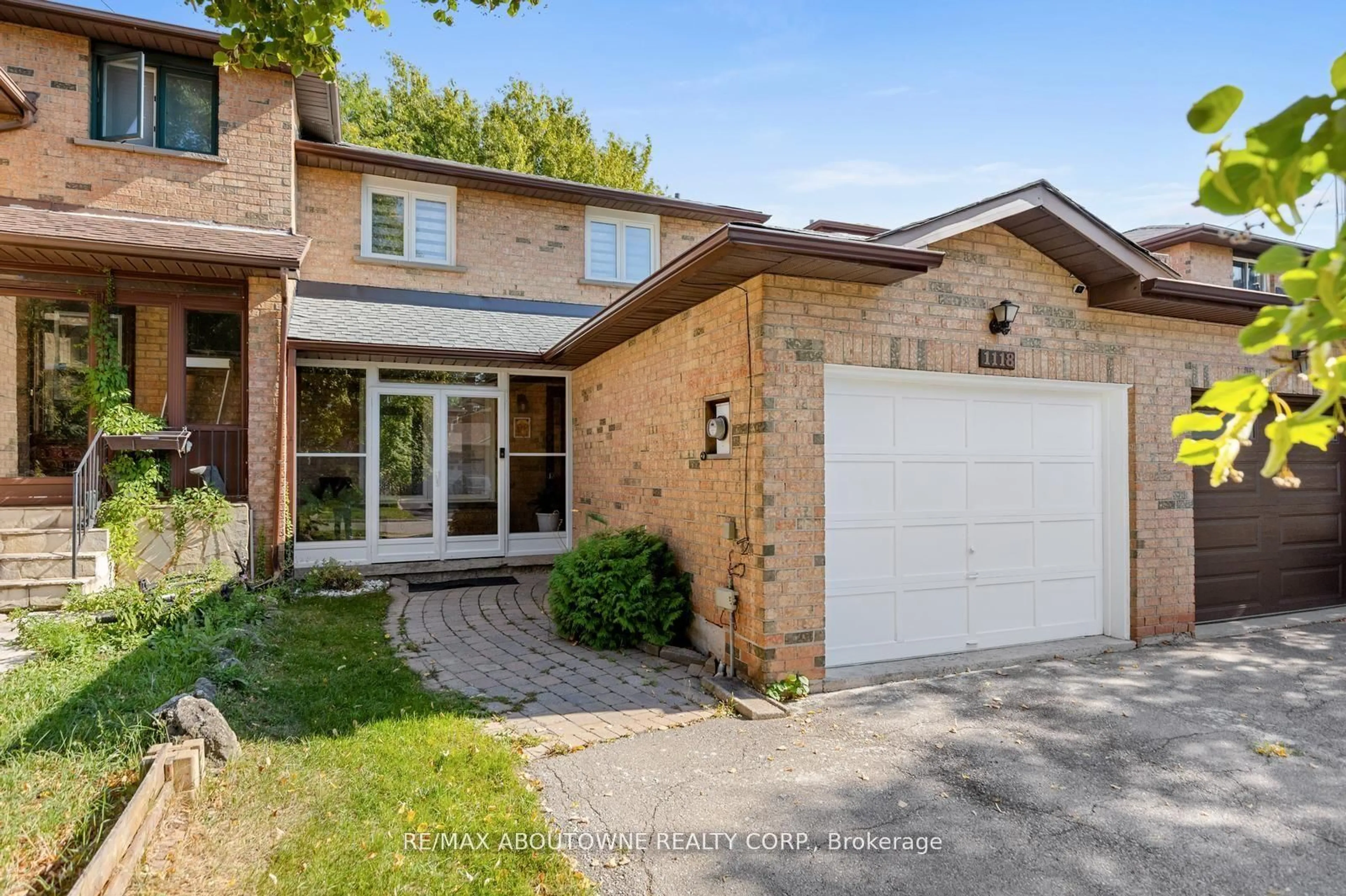 Home with brick exterior material, street for 1118 Avondale Dr, Oakville Ontario L6H 5L4