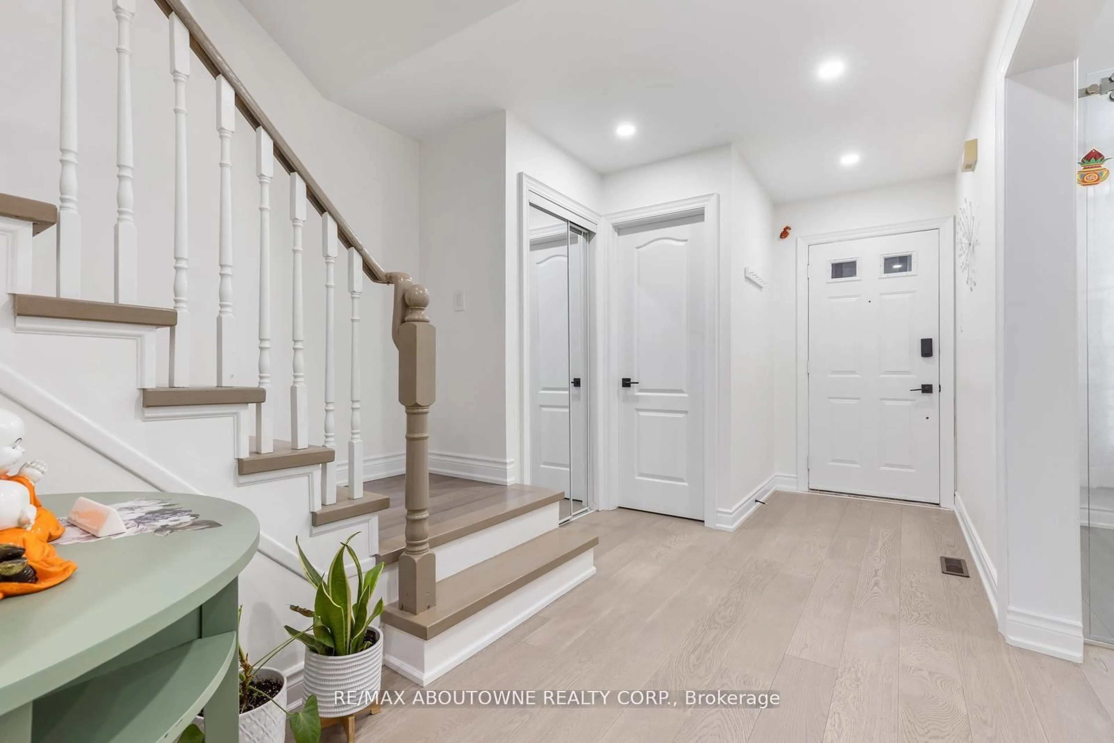 Indoor entryway for 1118 Avondale Dr, Oakville Ontario L6H 5L4