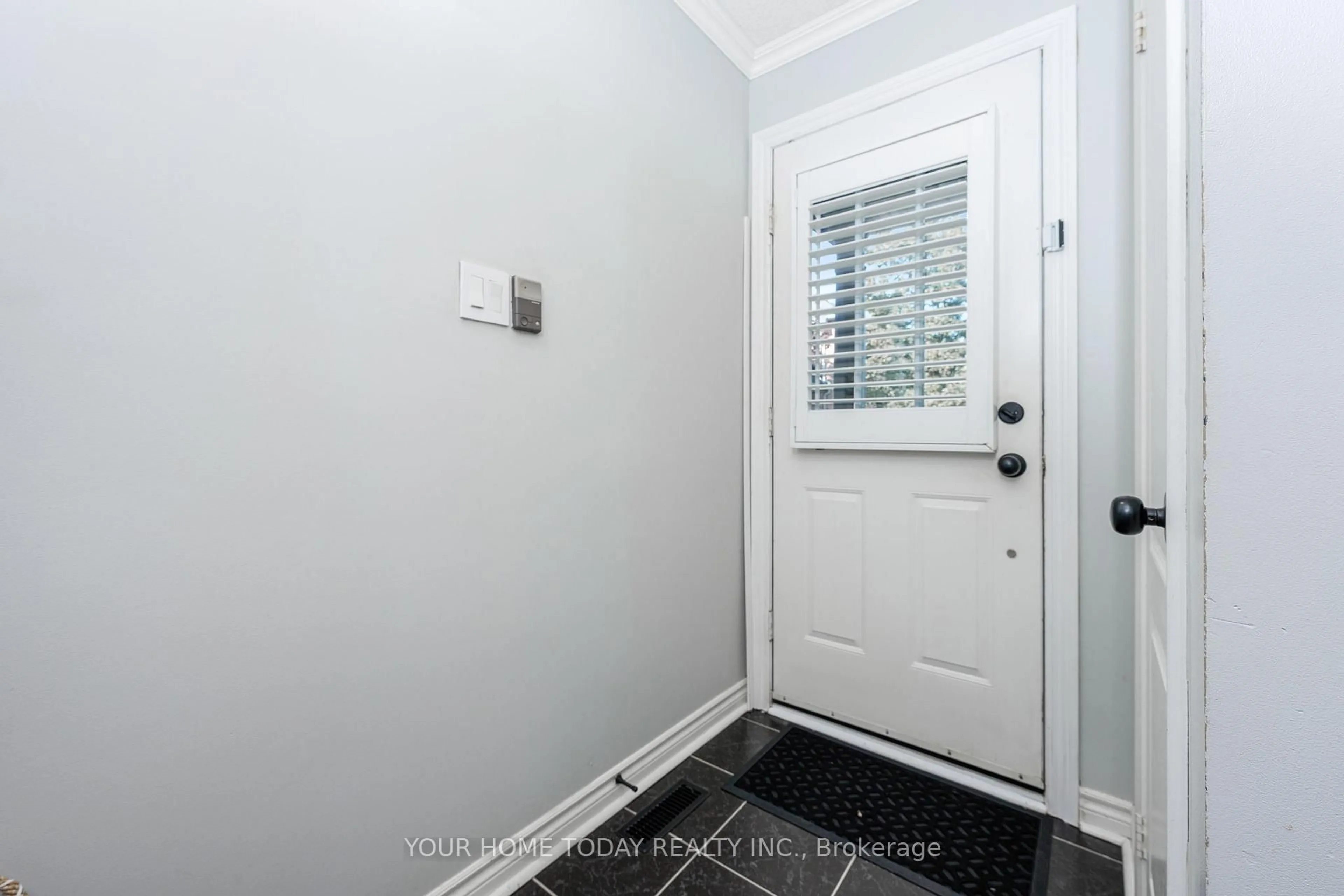 Indoor entryway for 76 River Dr #8, Halton Hills Ontario L7G 2J2