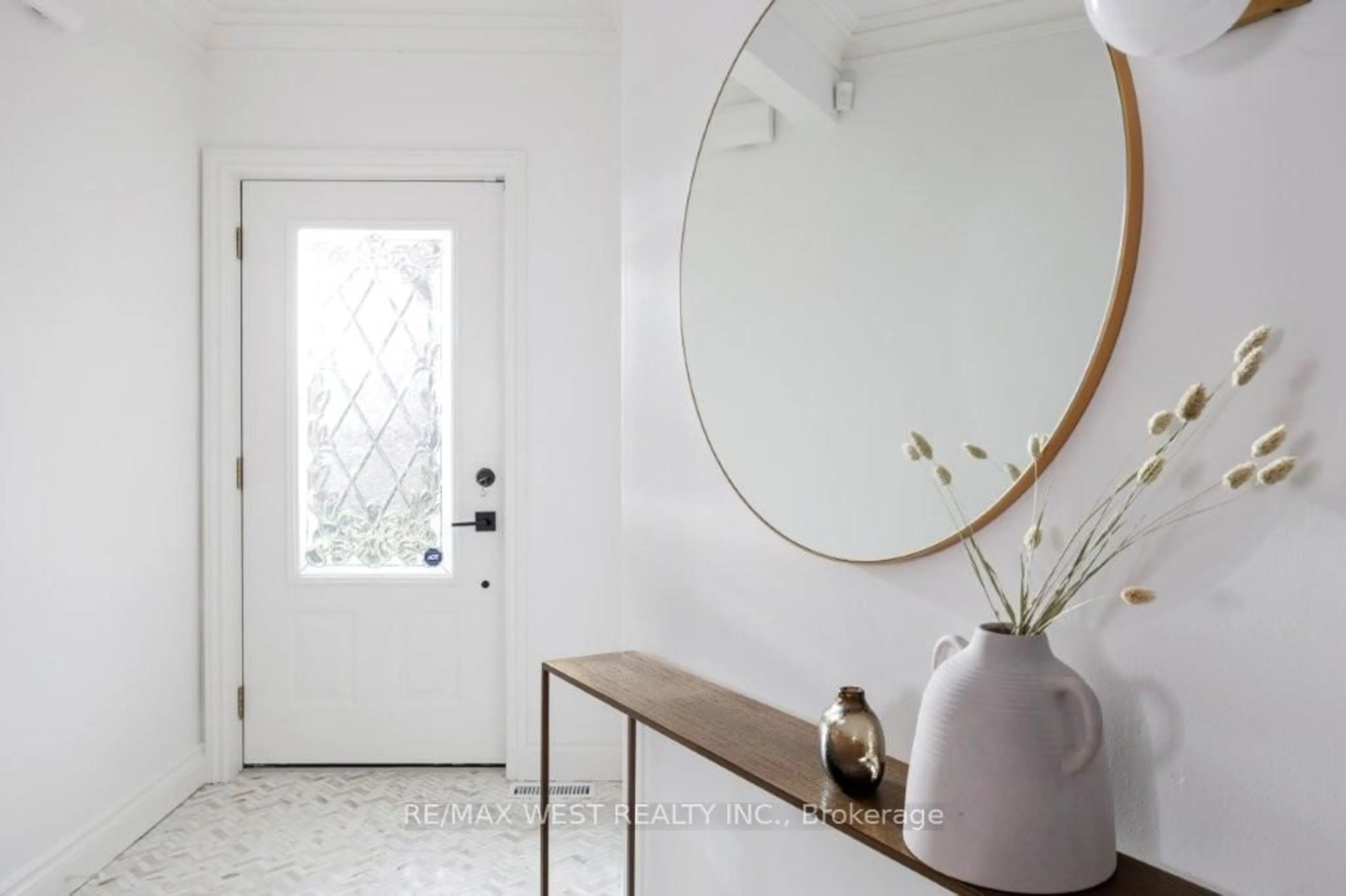 Indoor entryway for 207 Ellis Ave, Toronto Ontario M6S 2X4